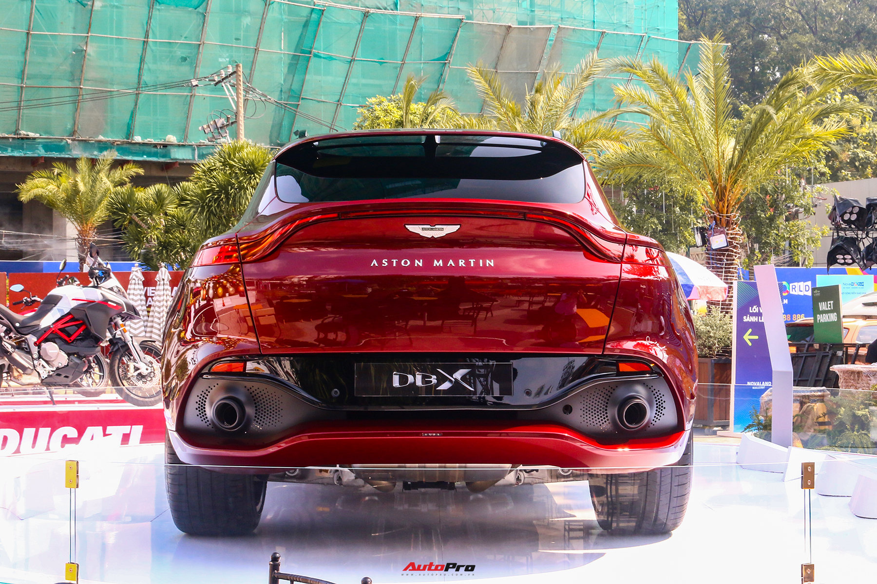 Cận cảnh Aston Martin DBX thứ 2 về Việt Nam: Giá gần 17 tỷ đồng, màu sơn là điểm nhấn chính - Ảnh 7.