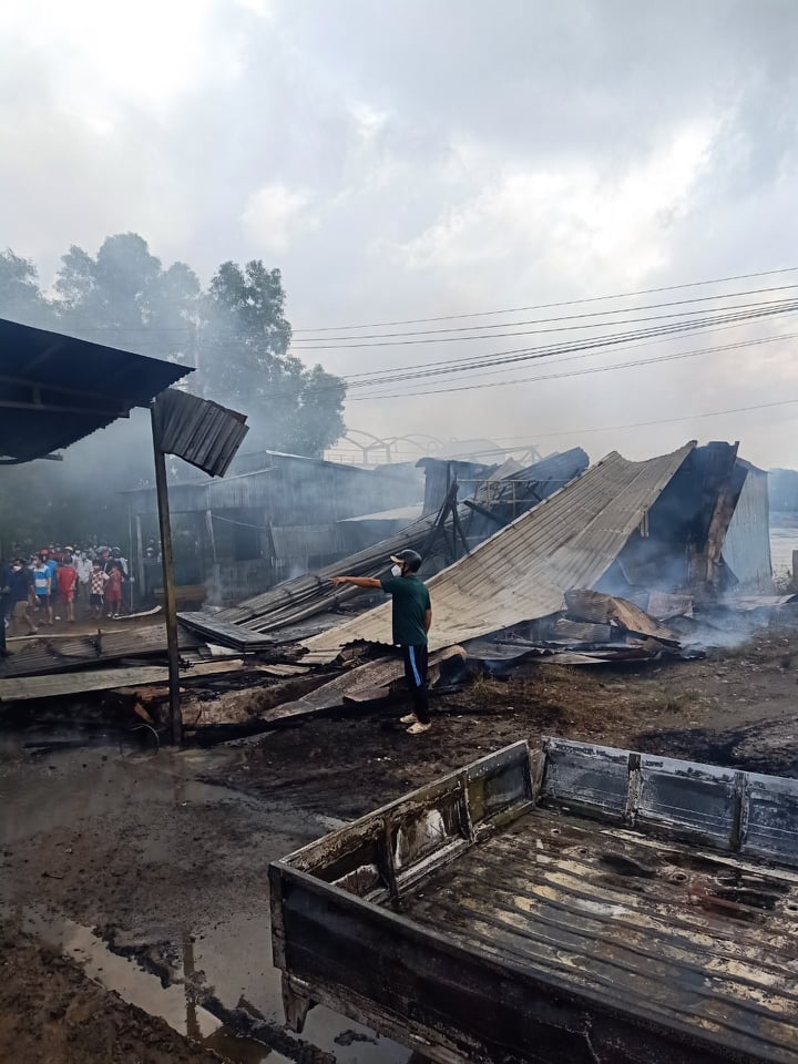 Xe tải chở hơn 700 lít dầu bốc cháy thiêu rụi 4 nhà dân, cụ ông tai biến bị bỏng - Ảnh 1.