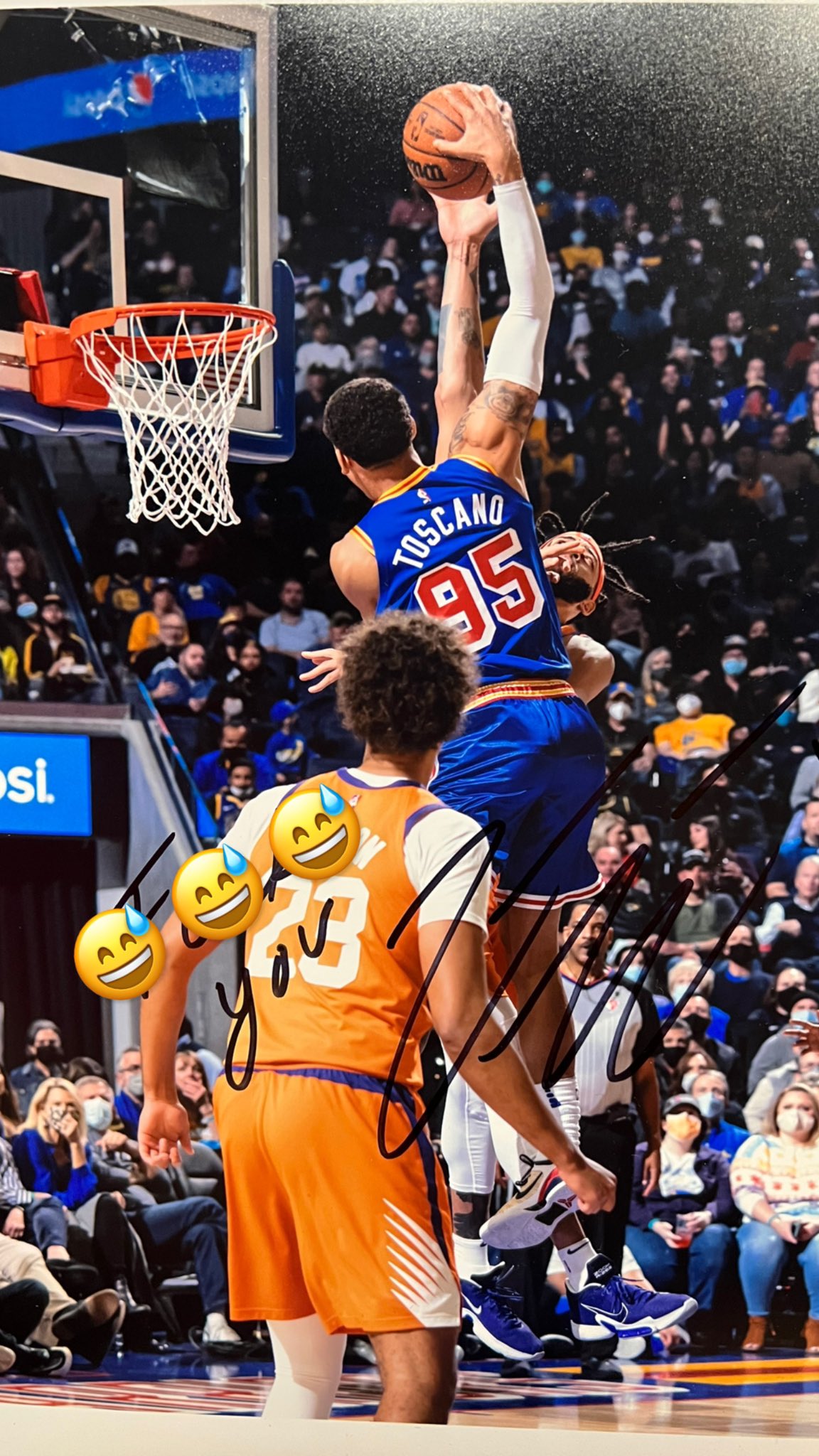 Giữ lời hứa ký tặng cho đối thủ, JaVale McGee cợt nhả &quot;tặng&quot; một câu chửi thề xã giao lên tấm poster - Ảnh 2.