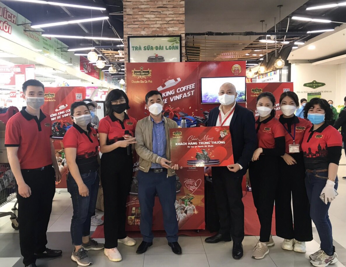 TNI KING COFFEE đã trao chiếc xe máy thứ tư trong chương trình “Triệu chữ ký- Một niềm tin chiến thắng” tại Siêu thị đầu tiên ở Thủ đô Hà Nội - Ảnh 1.