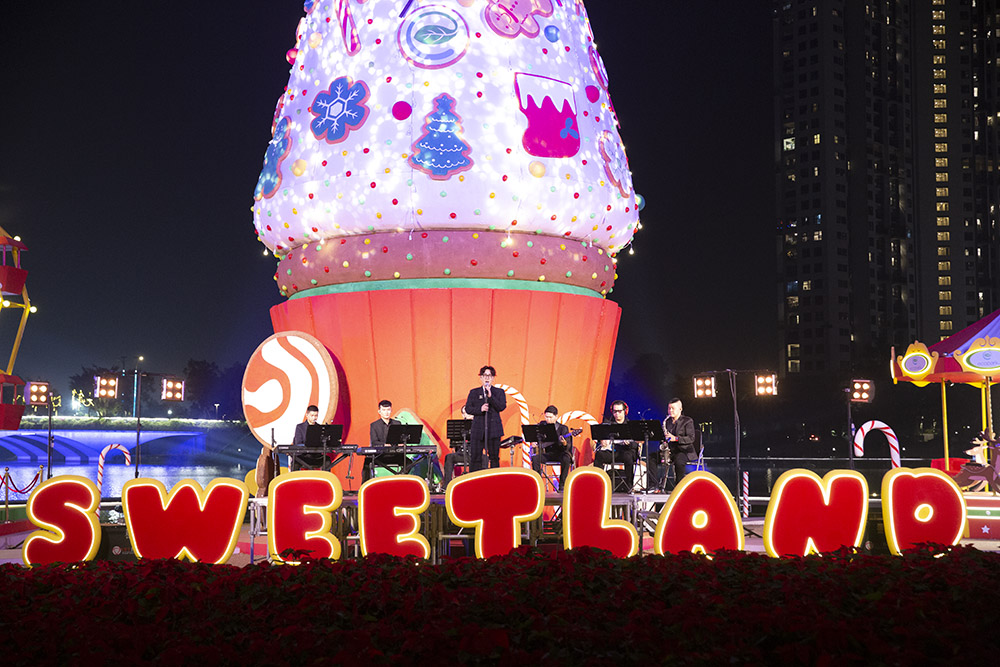 Văn Mai Hương cùng Trung Quân hát trên sân khấu kẹo ngọt khổng lồ đầu tiên tại Việt Nam - Ảnh 2.