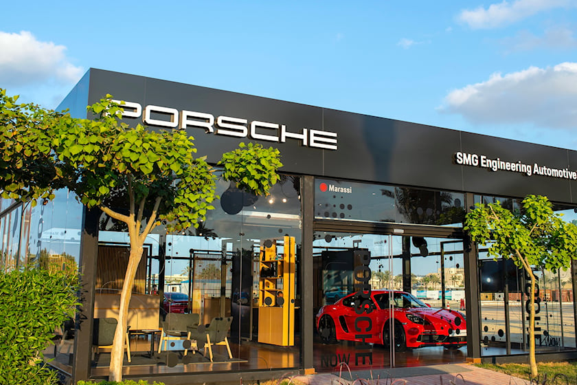 Porsche ngày càng cởi mở với hình thức showroom mới, người không có tiền cũng dễ dàng bước vào nhìn ngắm Taycan, Cayenne hay 911 - Ảnh 1.