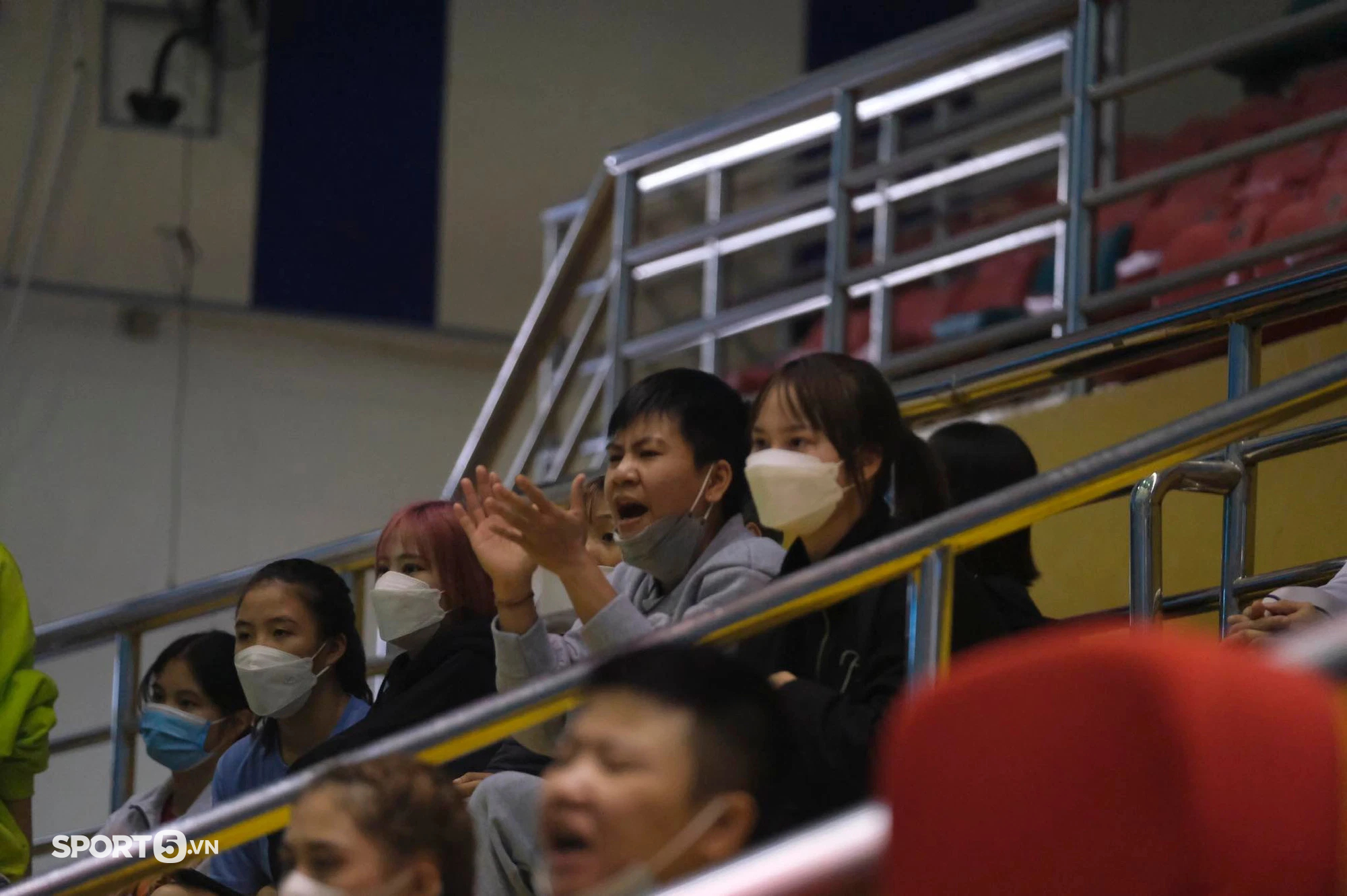 Không thi đấu, Thu Nhi có mặt trên khán đài cổ vũ đàn em tại giải vô địch boxing toàn quốc - Ảnh 3.