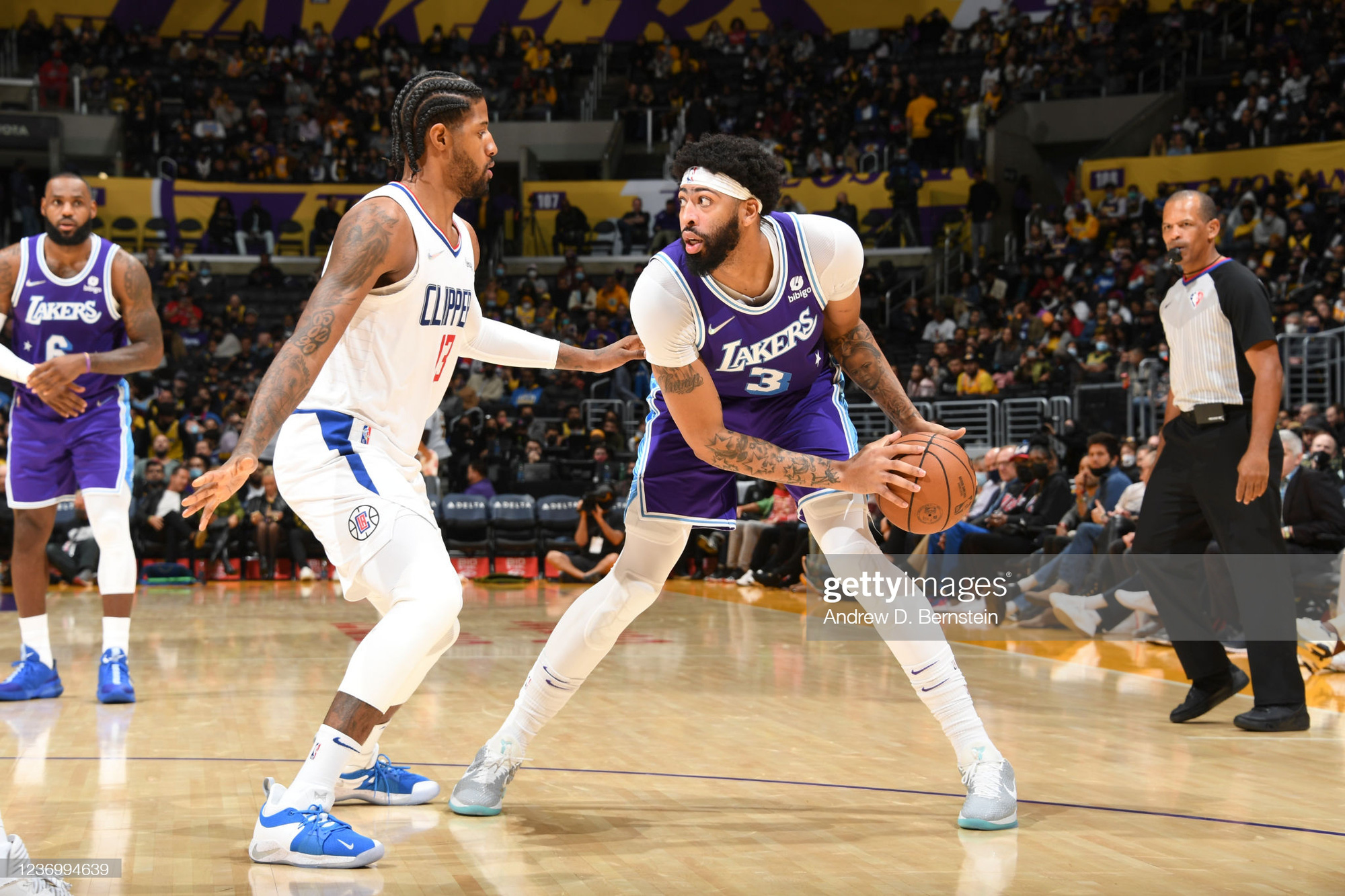 Luke Kennard và Marcus Morris &quot;gieo sầu&quot; cho Los Angeles Lakers bằng cơn mưa 3 điểm - Ảnh 1.