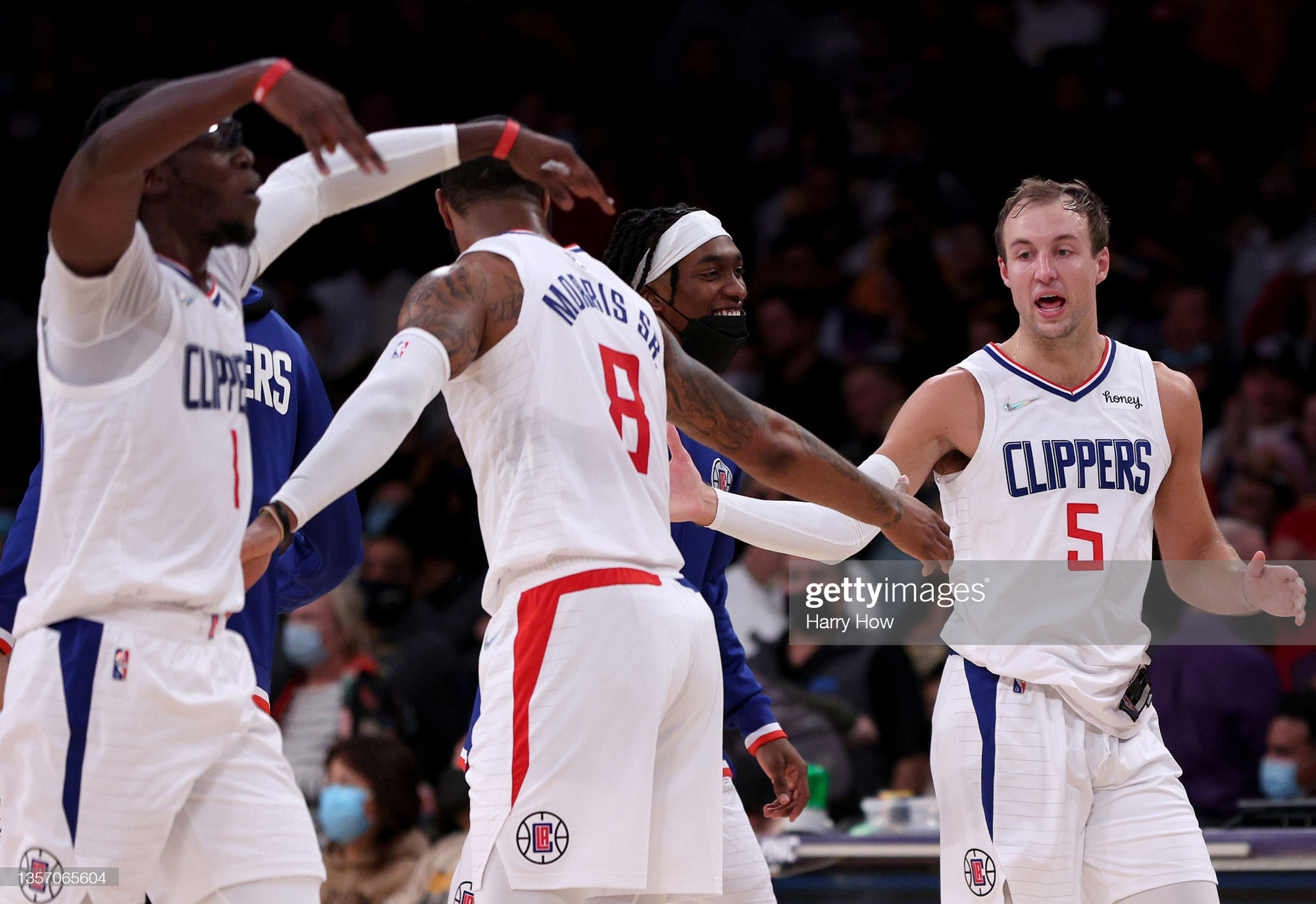 Luke Kennard và Marcus Morris &quot;gieo sầu&quot; cho Los Angeles Lakers bằng cơn mưa 3 điểm - Ảnh 2.