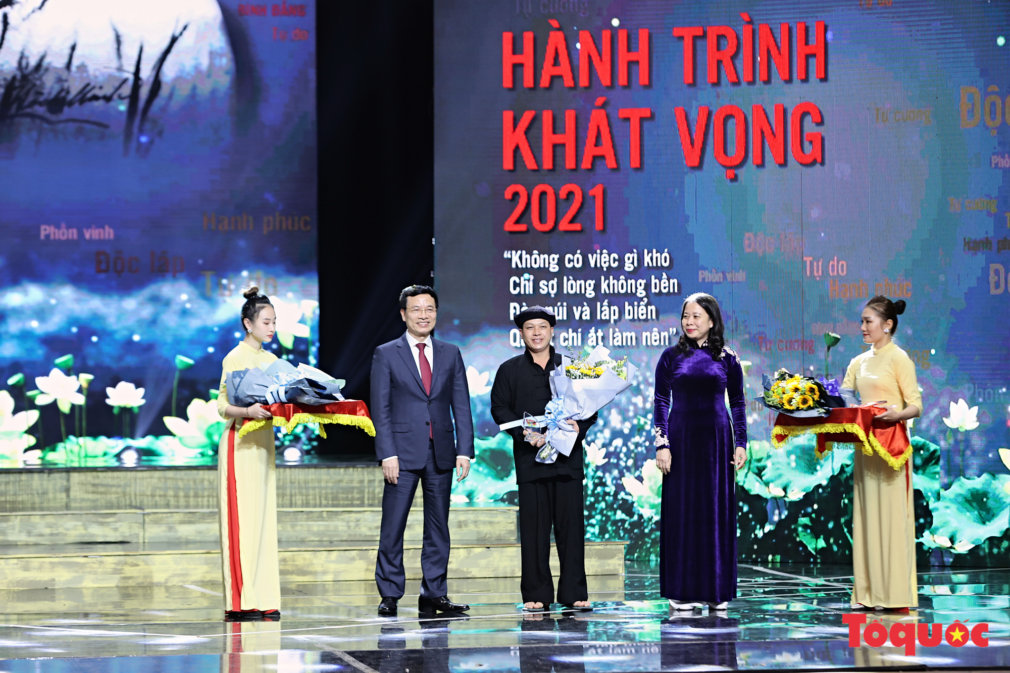 Tôn vinh các tập thể, cá nhân tiêu biểu trong học tập và làm theo tư tưởng, đạo đức, phong cách Hồ Chí Minh - Ảnh 9. Tôn vinh các tập thể, cá nhân tiêu biểu trong học tập và làm theo tư tưởng, đạo đức, phong cách Hồ Chí Minh - Ảnh 9.