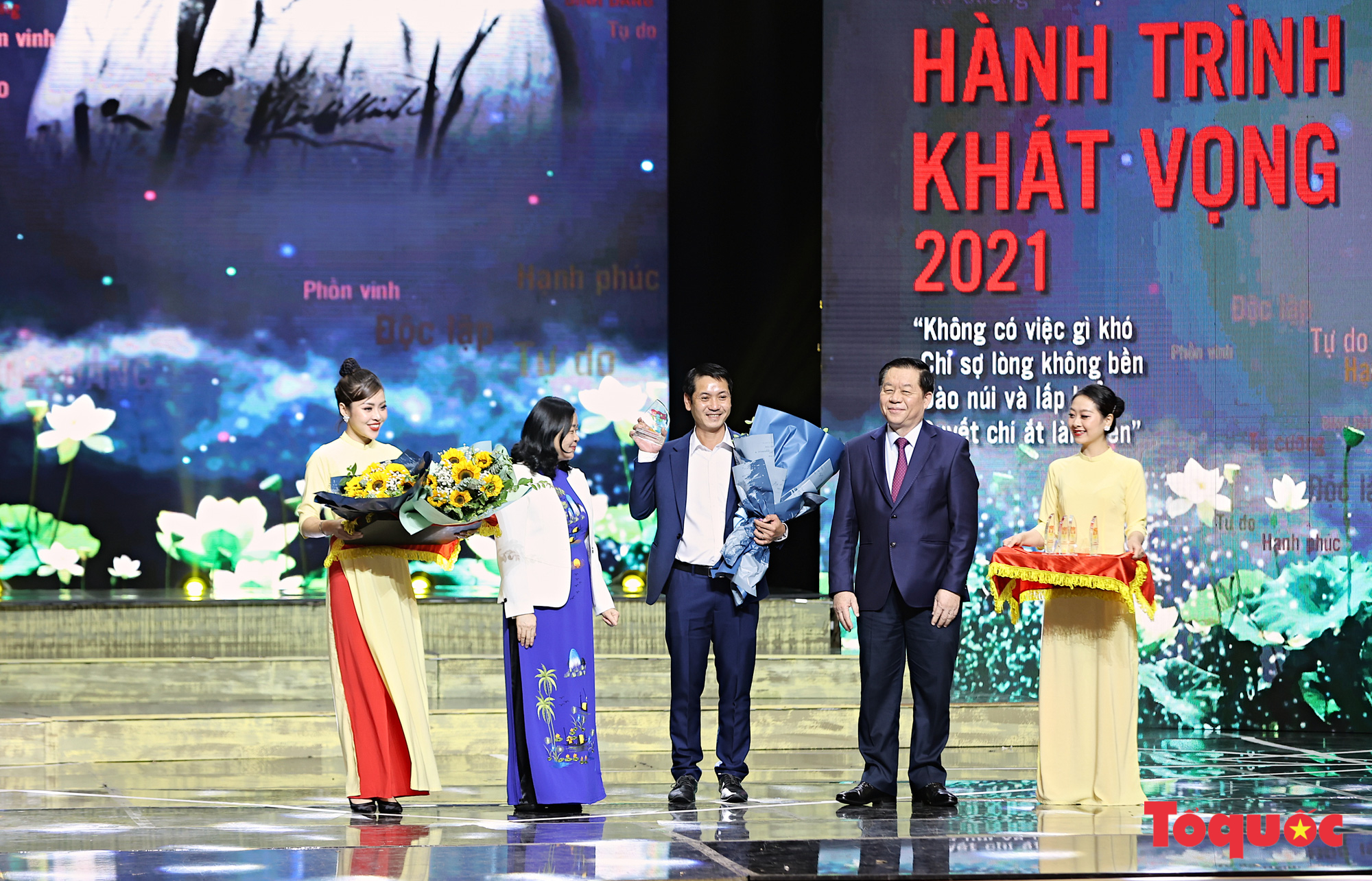Tôn vinh các tập thể, cá nhân tiêu biểu trong học tập và làm theo tư tưởng, đạo đức, phong cách Hồ Chí Minh - Ảnh 8. Tôn vinh các tập thể, cá nhân tiêu biểu trong học tập và làm theo tư tưởng, đạo đức, phong cách Hồ Chí Minh - Ảnh 8.