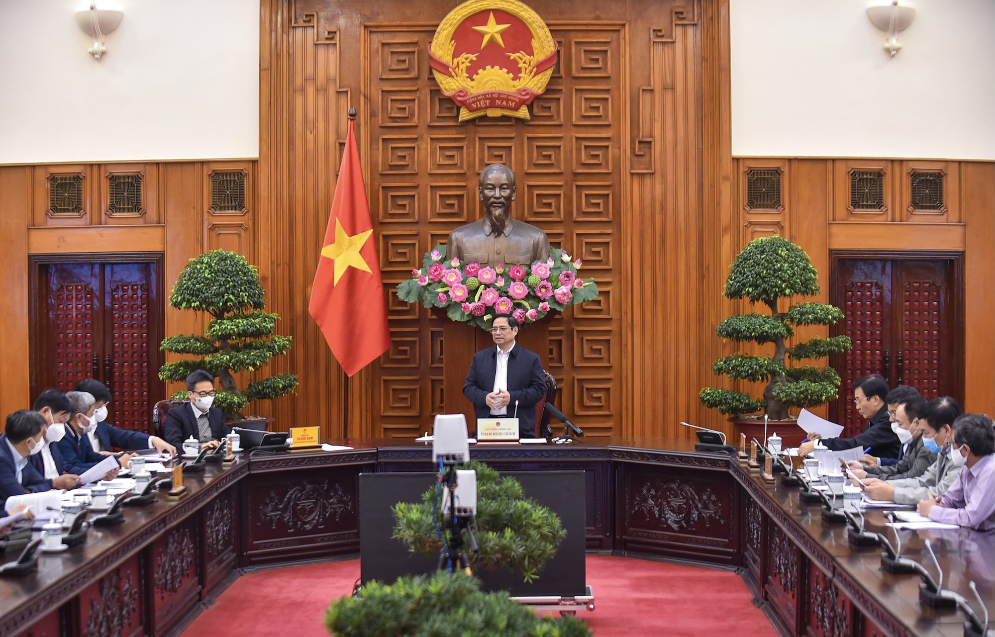 Thủ tướng Phạm Minh Chính: Đẩy mạnh việc tiêm mũi 3, hoàn thành sớm nhất việc tiêm cho người từ 12 tuổi trở lên - Ảnh 1.