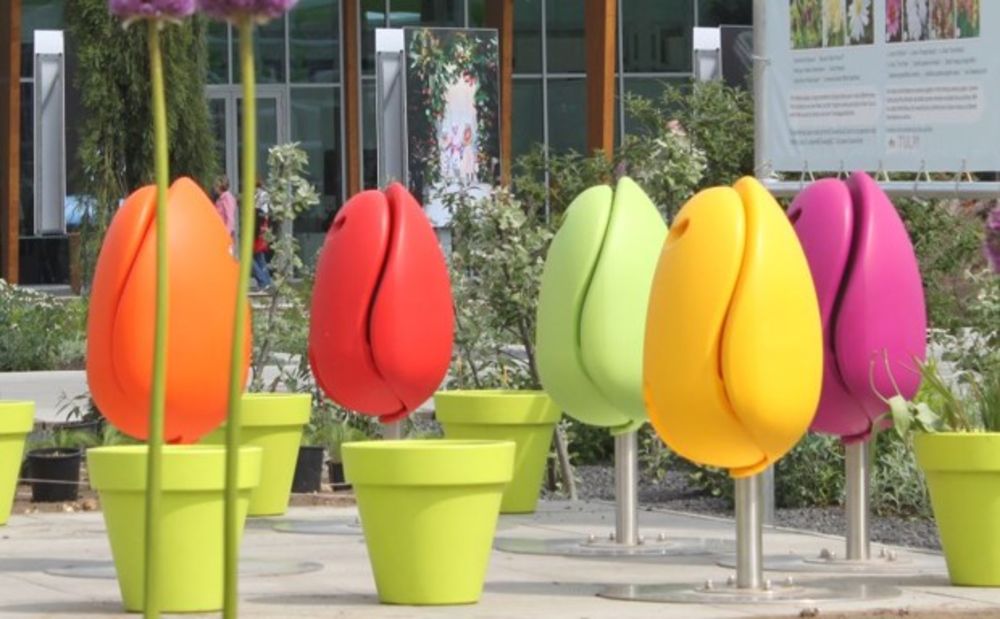 Những chiếc ghế hoa tulip mọc lên khắp nơi trên đường phố Hà Lan: Vừa bền, vừa đẹp lại đa năng, ăn đứt chiếc ghế dài truyền thống - Ảnh 1.
