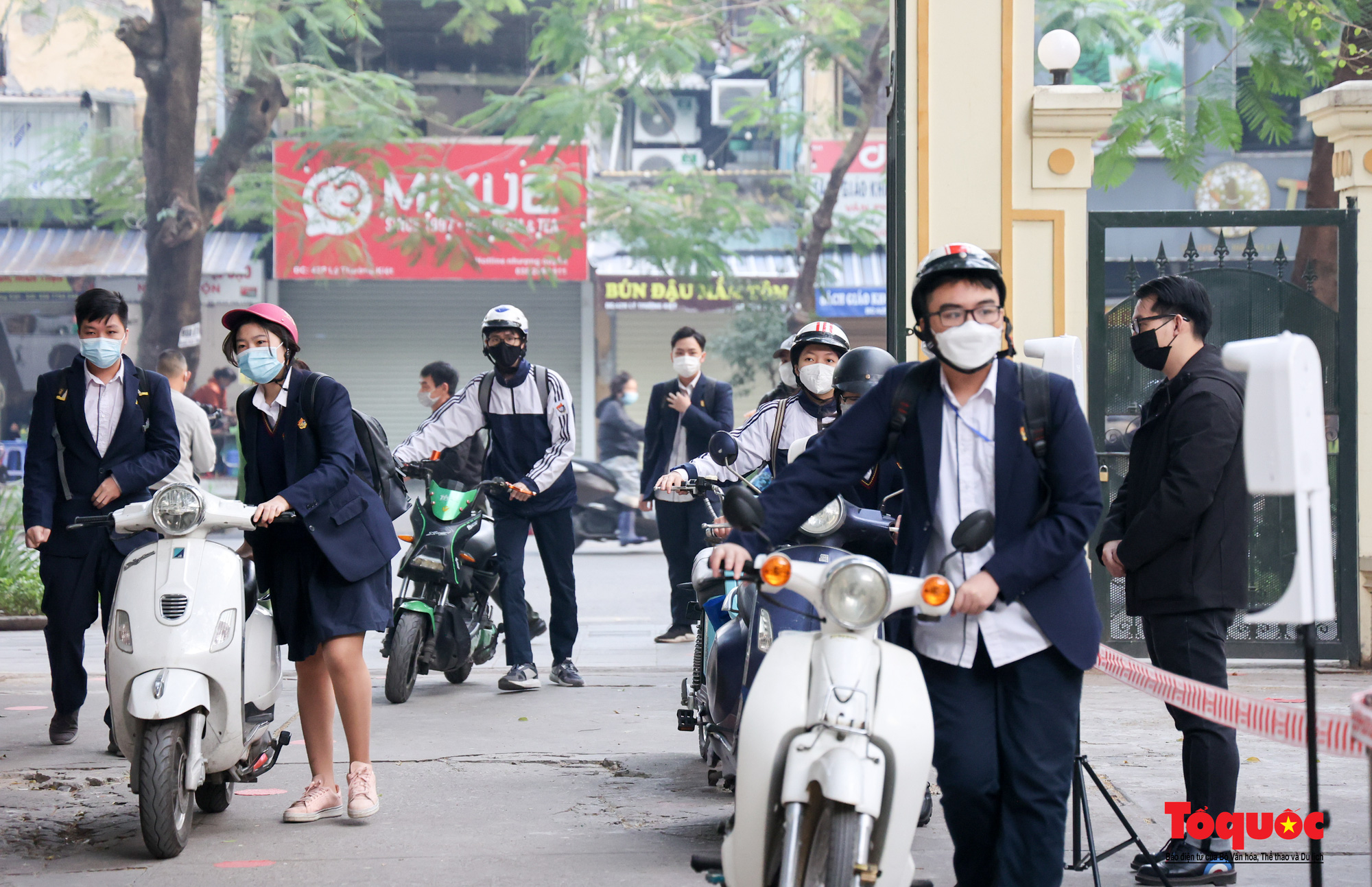 Hà Nội: Ngày đầu tiên học sinh lớp 12 trở lại trường sau thời gian nghỉ dịch Covid 19 - Ảnh 3.