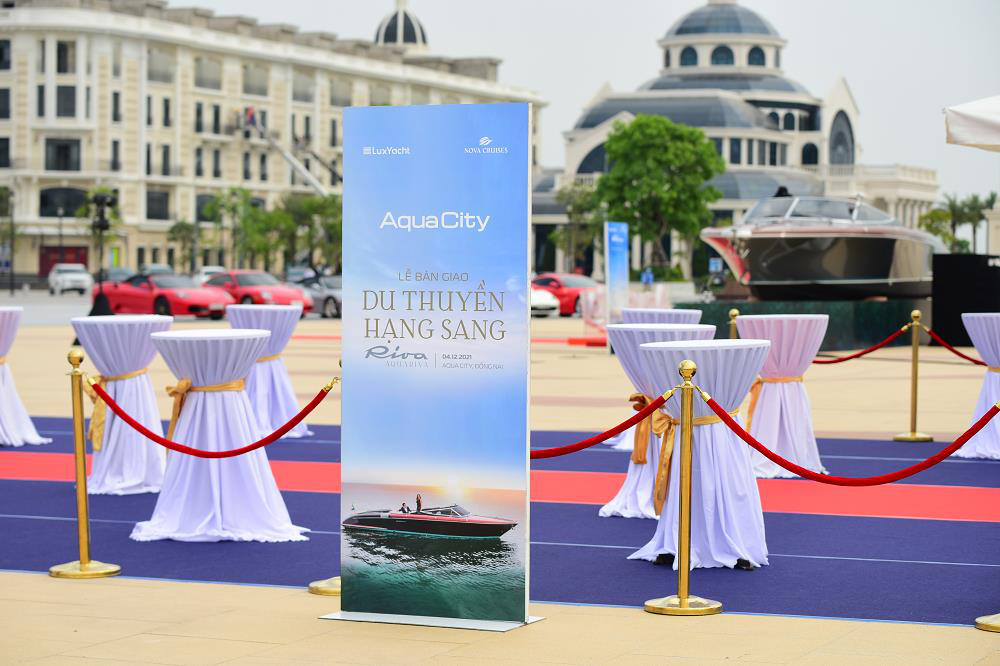 LuxYacht bàn giao du thuyền hạng sang Riva Aquariva Super đầu tiên tại thị trường Đông Nam Á cho Nova Cruises - Ảnh 1.