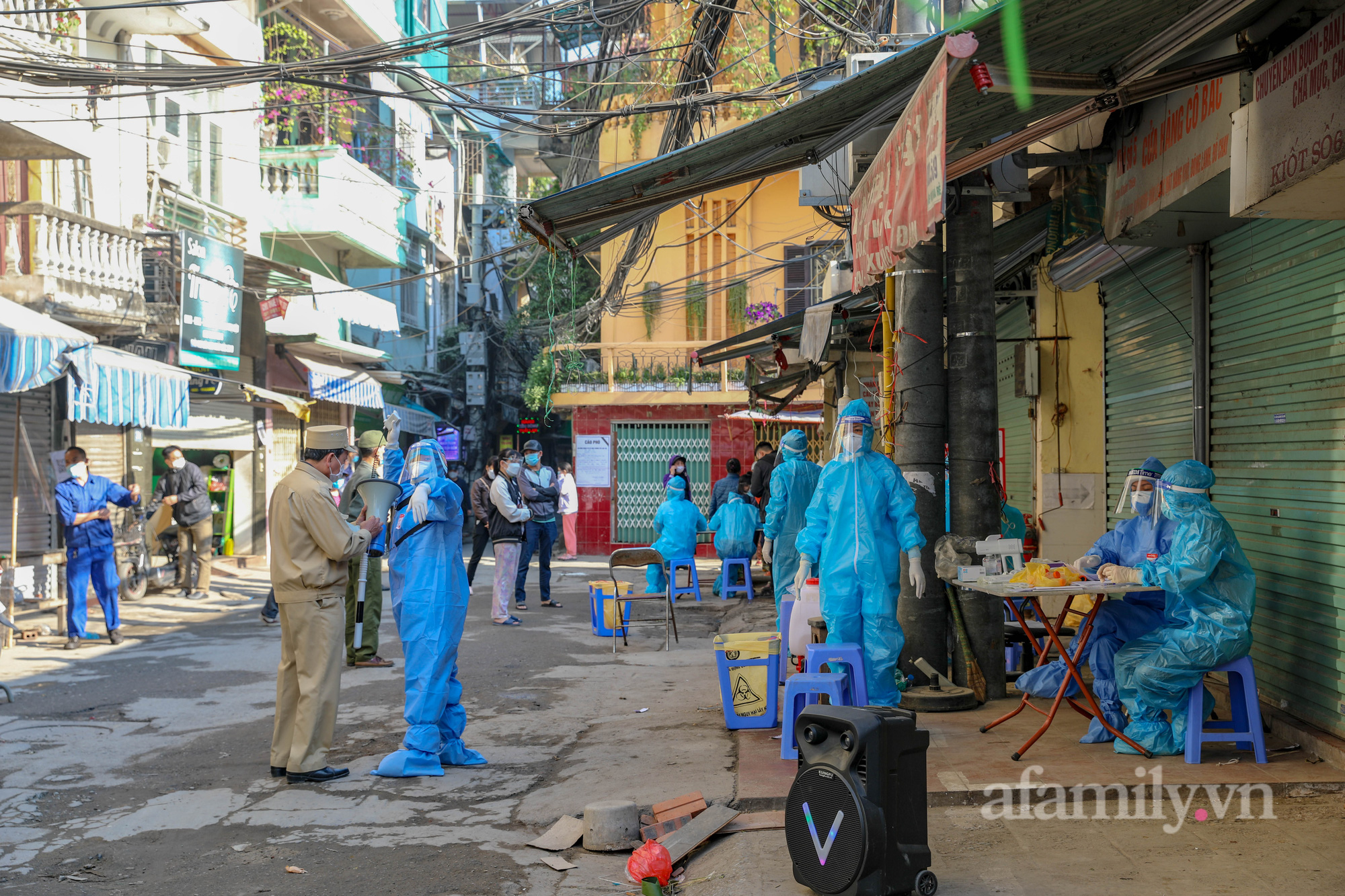 Hà Nội: Lấy mẫu xét nghiệm cho hàng trăm người dân ở ổ dịch quận Đống Đa - Ảnh 5.