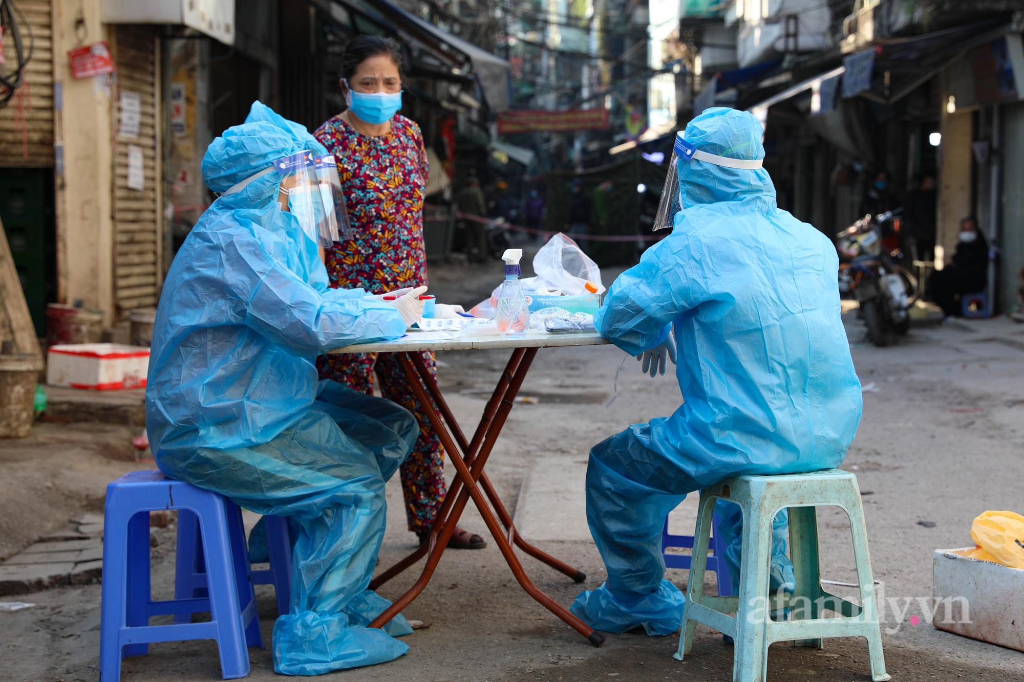 Hà Nội: Lấy mẫu xét nghiệm cho hàng trăm người dân ở ổ dịch quận Đống Đa - Ảnh 6.