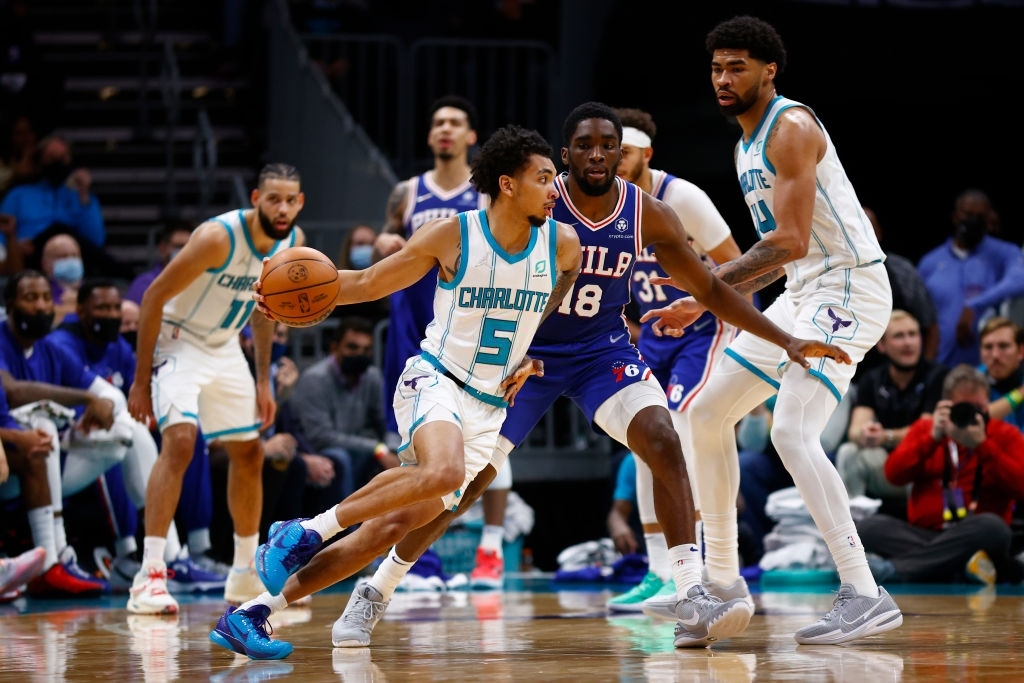 Khó khăn trăm bề, Charlotte Hornets vẫn khiến Philadelphia 76ers rơi vào khổ chiến - Ảnh 1.