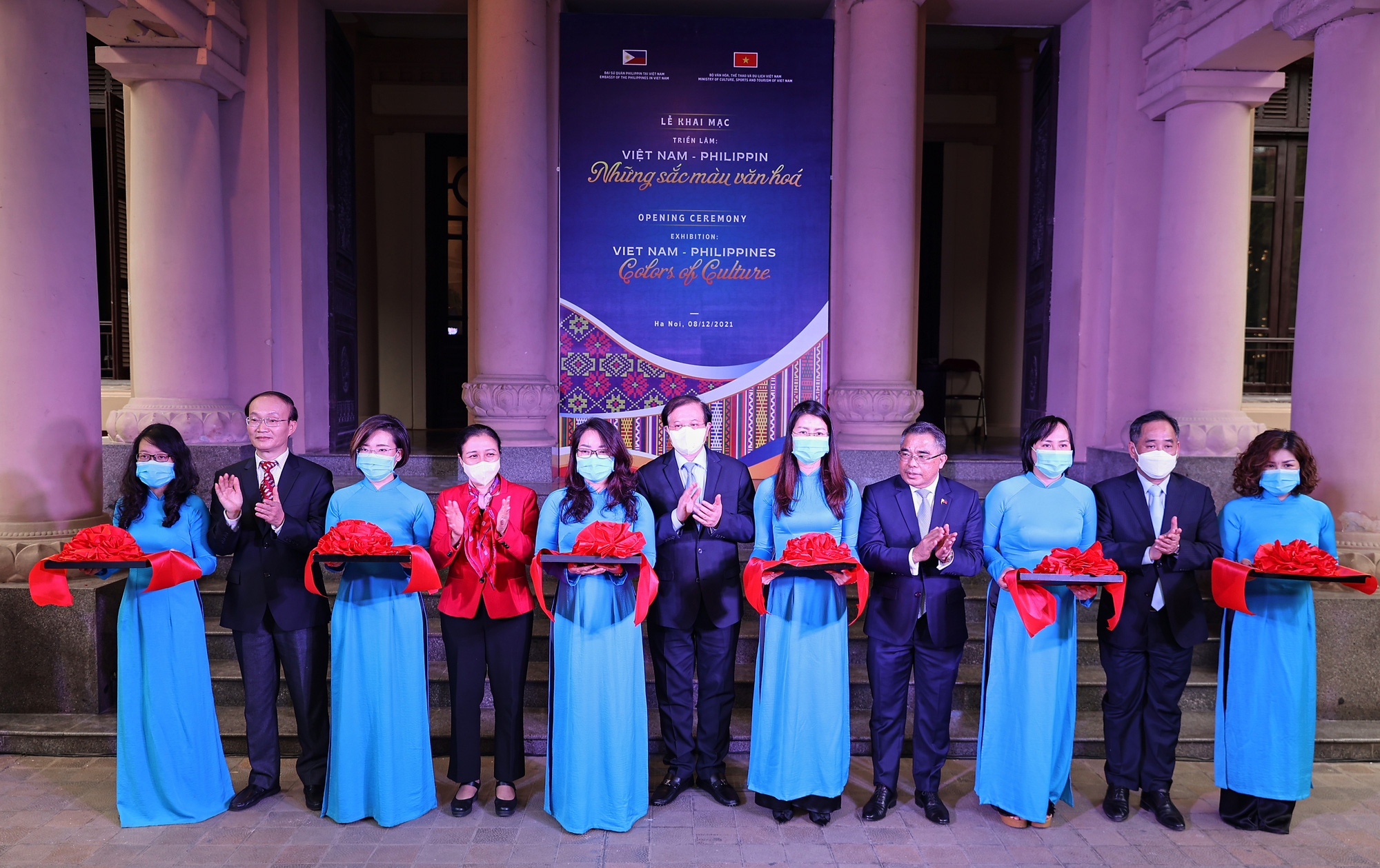 Khai mạc triển lãm nghệ thuật kỷ niệm 45 năm ngày thiết lập ngoại giao Việt Nam - Philippin - Ảnh 1.