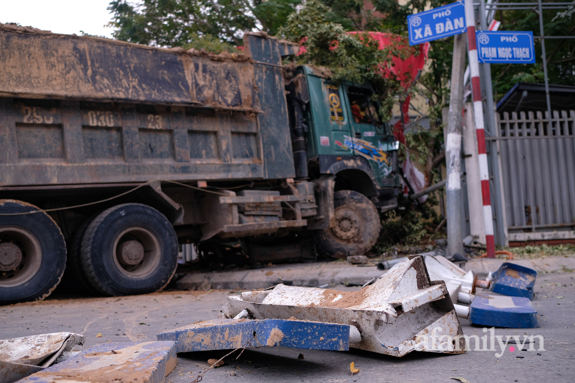 Hà Nội: Xe tải tông ô tô BMW, húc đổ tường rào trường tiểu học - Ảnh 5.