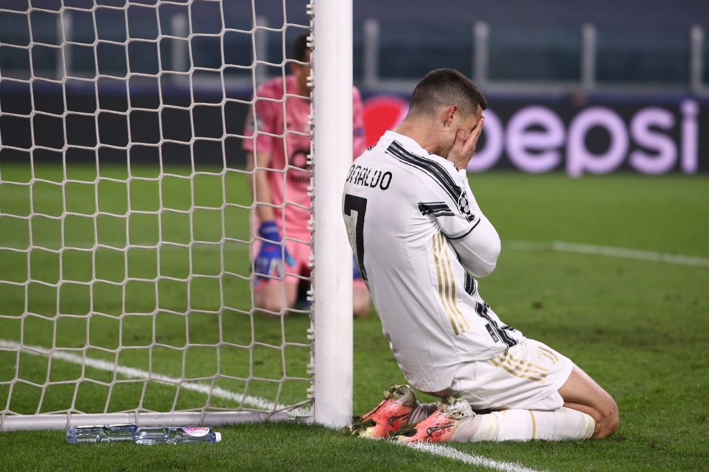 Ronaldo bị chỉ trích vì &quot;sợ bóng&quot; khiến Juve cay đắng rời Champions League - Ảnh 7.