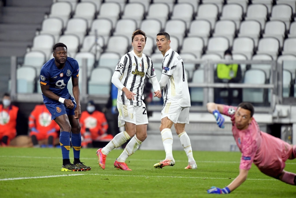 Ronaldo bị chỉ trích vì &quot;sợ bóng&quot; khiến Juve cay đắng rời Champions League - Ảnh 5.