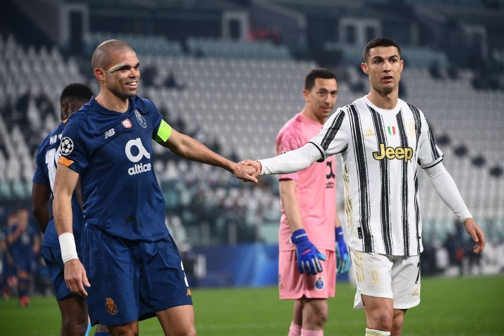 Màn trình diễn của trung vệ 38 tuổi &quot;gieo sầu&quot; cho Ronaldo và Juventus  - Ảnh 7.