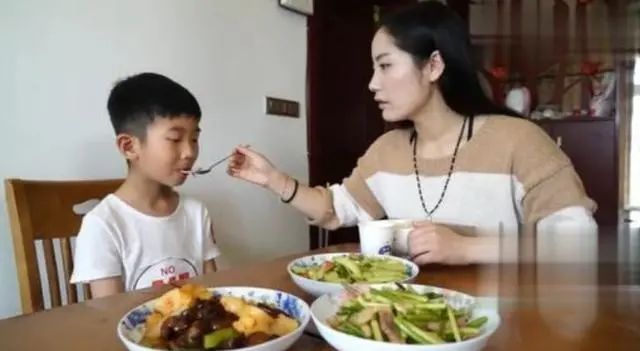 “Mẹ xấu như vậy còn đẻ con ra làm gì?&quot; - thuật ngữ &quot;đạo đức tử cung&quot; khiến người lớn rùng mình về sự vô ơn của giới trẻ hiện nay - Ảnh 3.