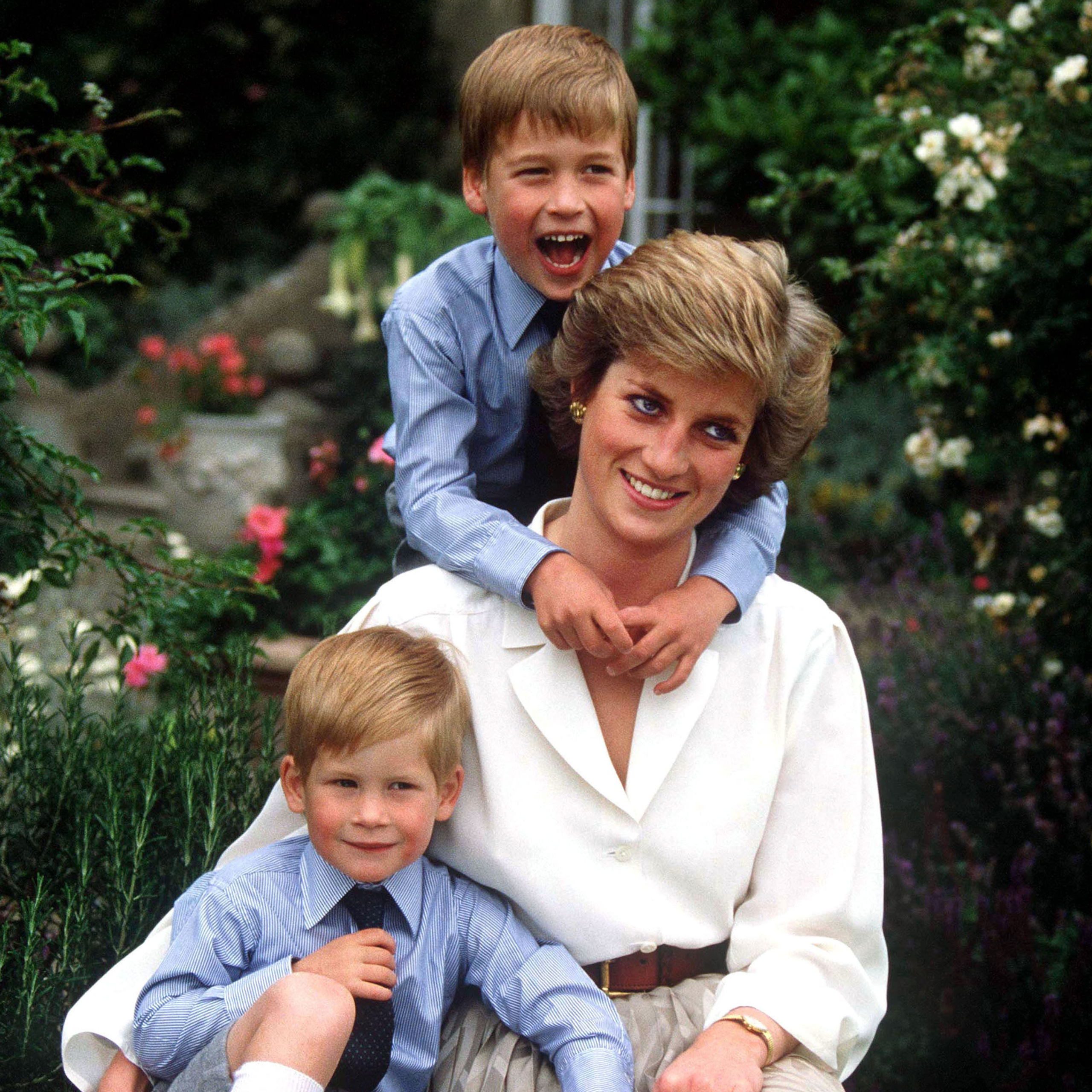 Vợ chồng Hoàng tử William đăng 3 tấm thiệp đặc biệt của các con làm tặng Công nương Diana chứa ẩn ý sâu xa khiến Harry phải ngẫm lại mình - Ảnh 5.