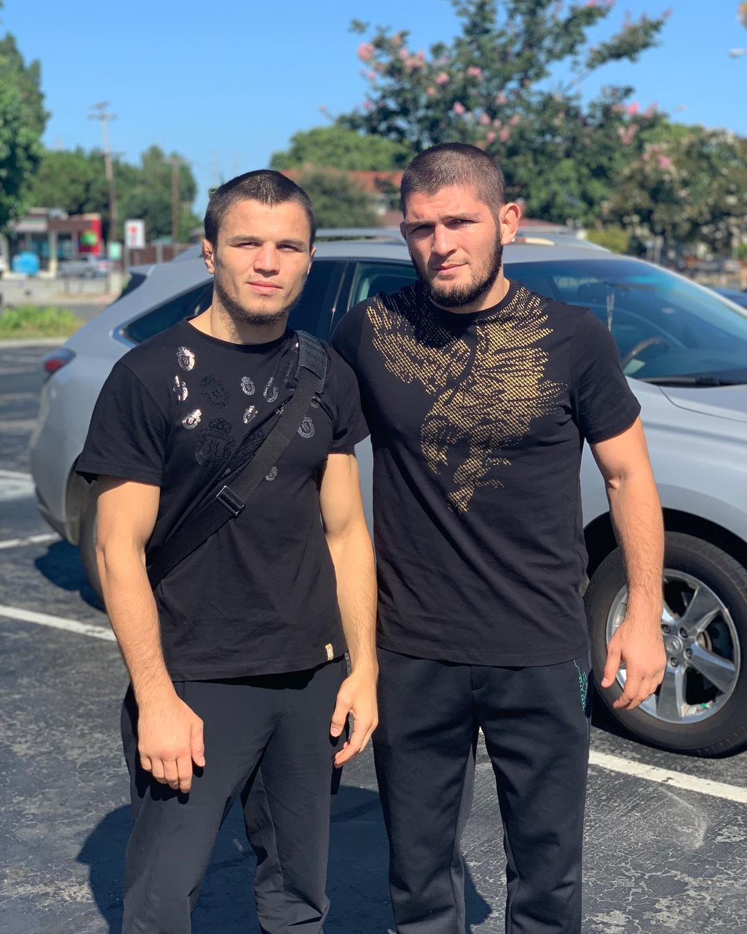 Khabib muốn cậu em họ Umar học tập phong cách quyền Anh của Mike Tyson, dành lời khen về khả năng sử dụng đòn chân - Ảnh 1.