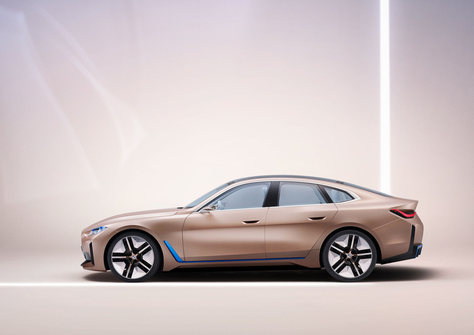 Quên i8 đi, BMW i4 có thể ra mắt ngay hôm nay - Ảnh 3.