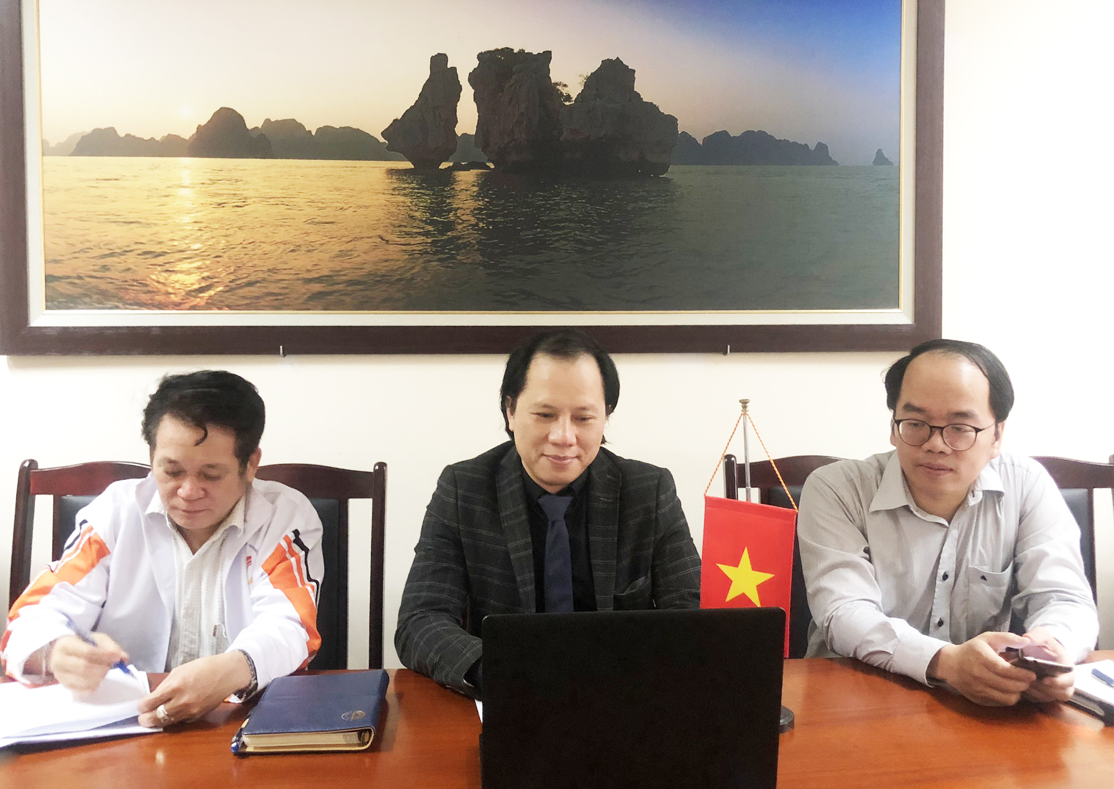 Phó Cục trưởng Cục Hợp tác quốc tế Trần Nhất Hoàng làm việc trực tuyến với Chủ tịch Phòng Thương mại Chile - Việt Nam về hợp tác du lịch và thể thao - Ảnh 1.