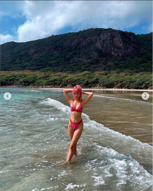 Quỳnh Anh Shyn liên tục khoe ảnh bikini, tạo dáng gợi cảm trước biển - Ảnh 6.