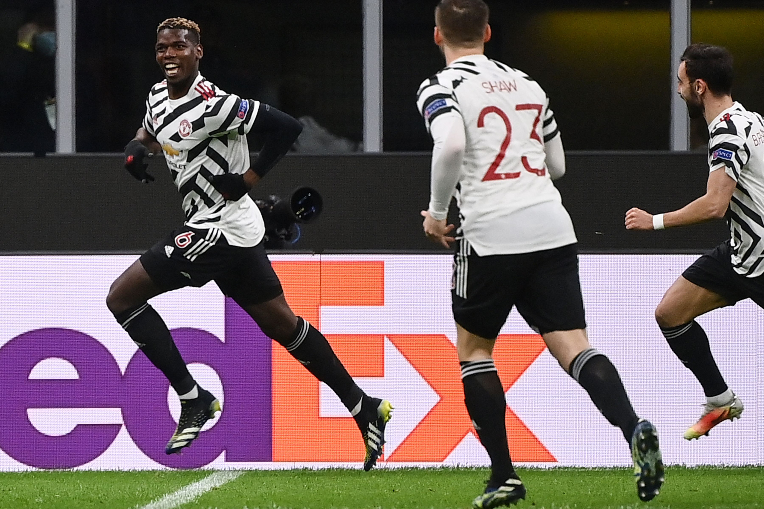 Pogba trở lại và ghi bàn đưa MU vào tứ kết Europa League - Ảnh 2.