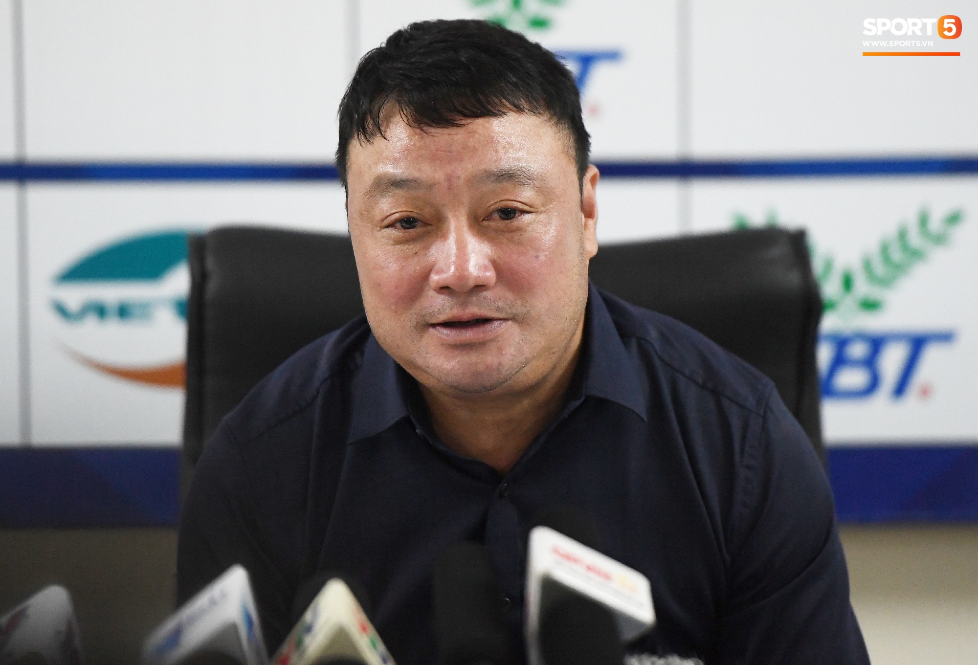 HLV Văn Sỹ (Nam Định): &quot;Cầu thủ Viettel FC phạm lỗi, phạt đền mười mươi như vậy mà trọng tài không thổi&quot;  - Ảnh 2.