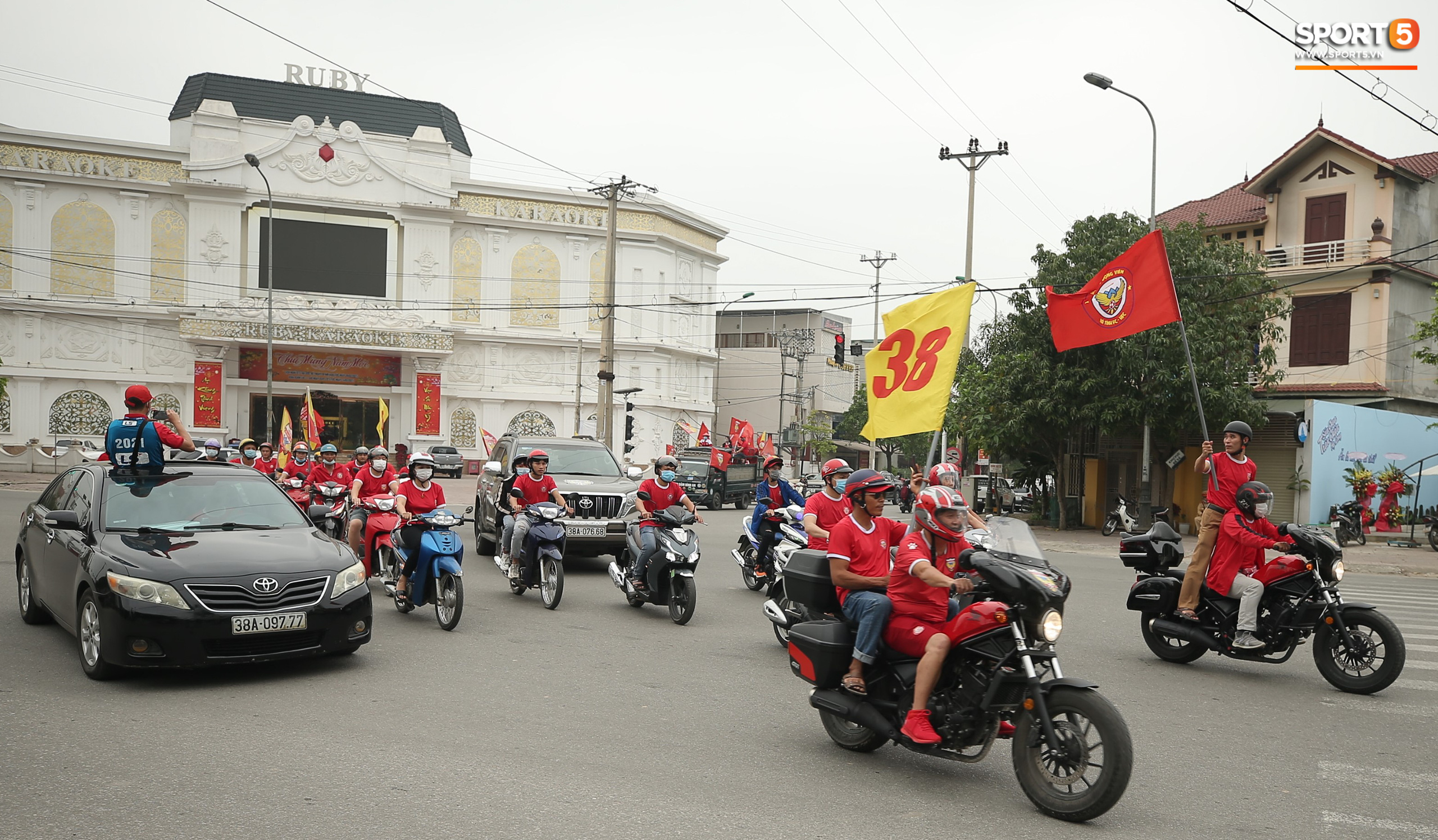 Công Phượng được fan nhí Hà Tĩnh chạy đến ôm chầm và hành động dịu dàng đáp lại tình cảm - Ảnh 9.