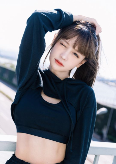 Khó chịu vì bị nghi ngờ không mặc quần trên sóng, nữ streamer trực tiếp vén áo chứng minh khiến CĐM phát sốt - Ảnh 5.