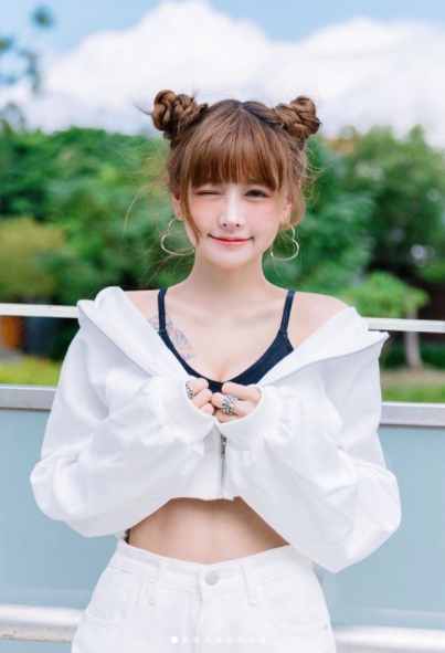 Khó chịu vì bị nghi ngờ không mặc quần trên sóng, nữ streamer trực tiếp vén áo chứng minh khiến CĐM phát sốt - Ảnh 9.