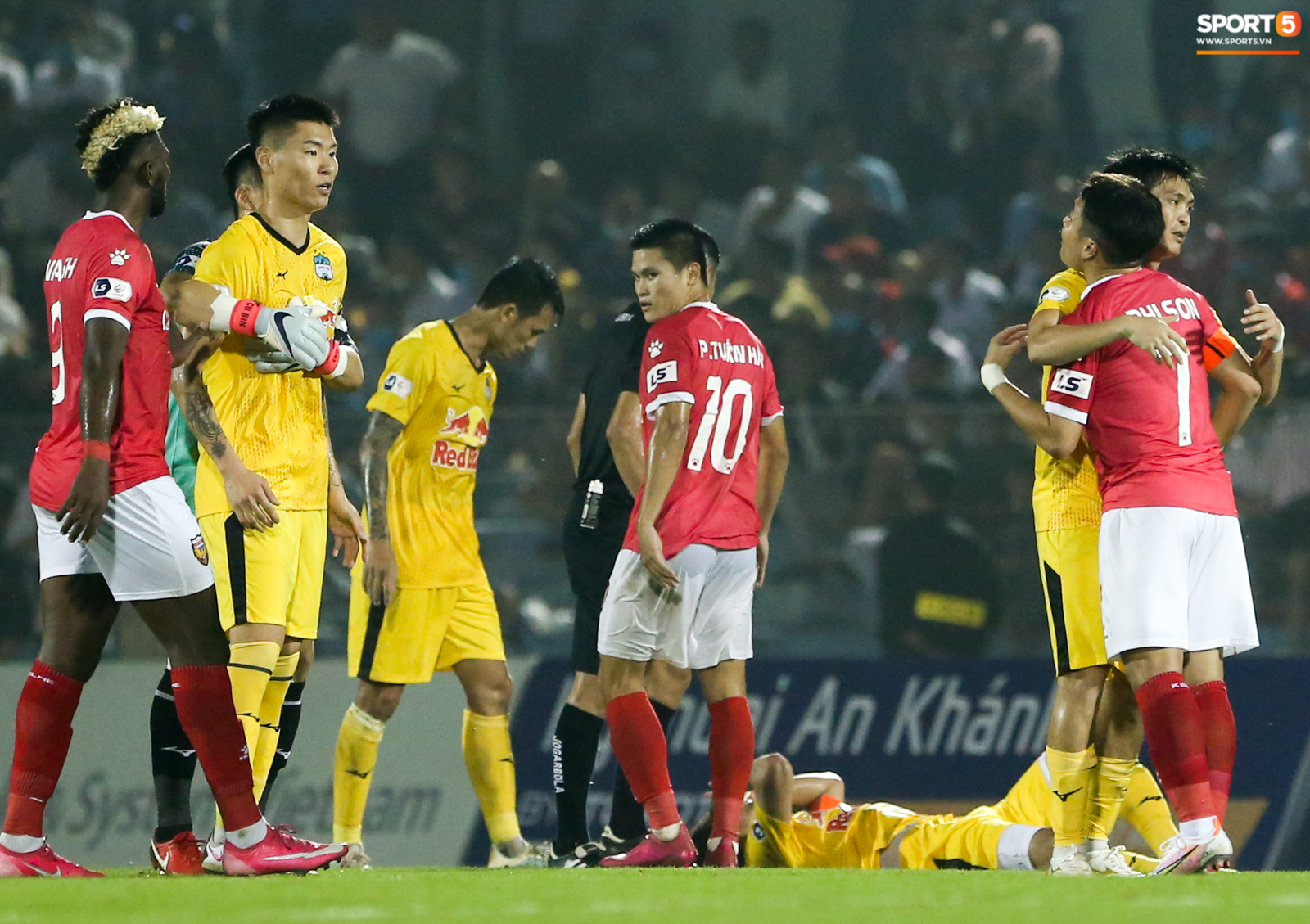 Tuấn Anh can ngăn đội trưởng đối phương xô xát với cầu thủ &quot;máu mặt&quot; nhất HAGL - Ảnh 3.