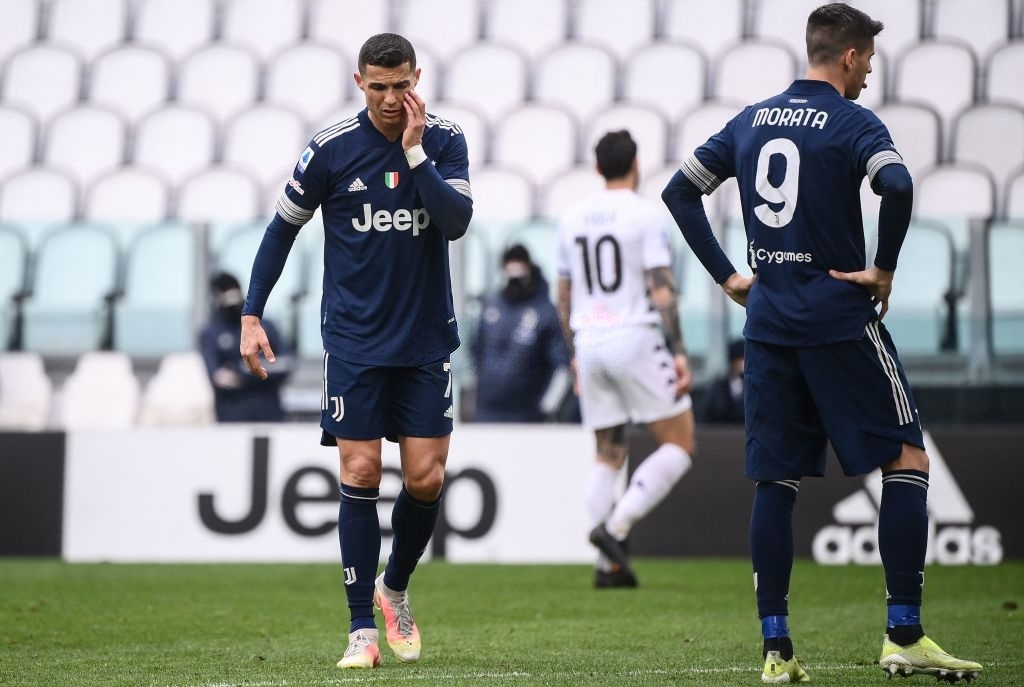 Đồng đội Ronaldo mắc sai lầm tai hại, Juve thua sốc tân binh - Ảnh 1.