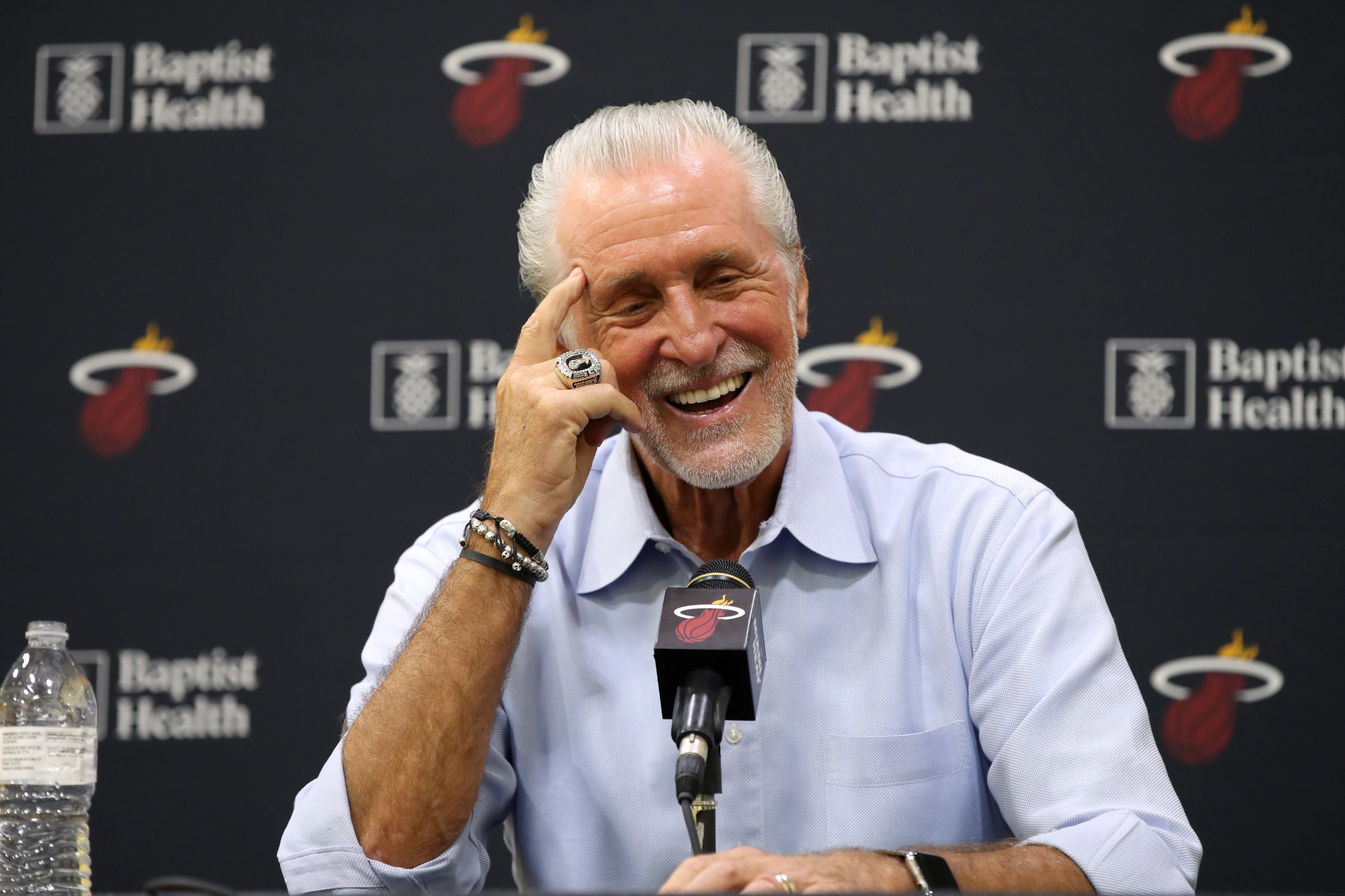 Pat Riley và phát súng chỉ thiên của Miami Heat - Ảnh 1.