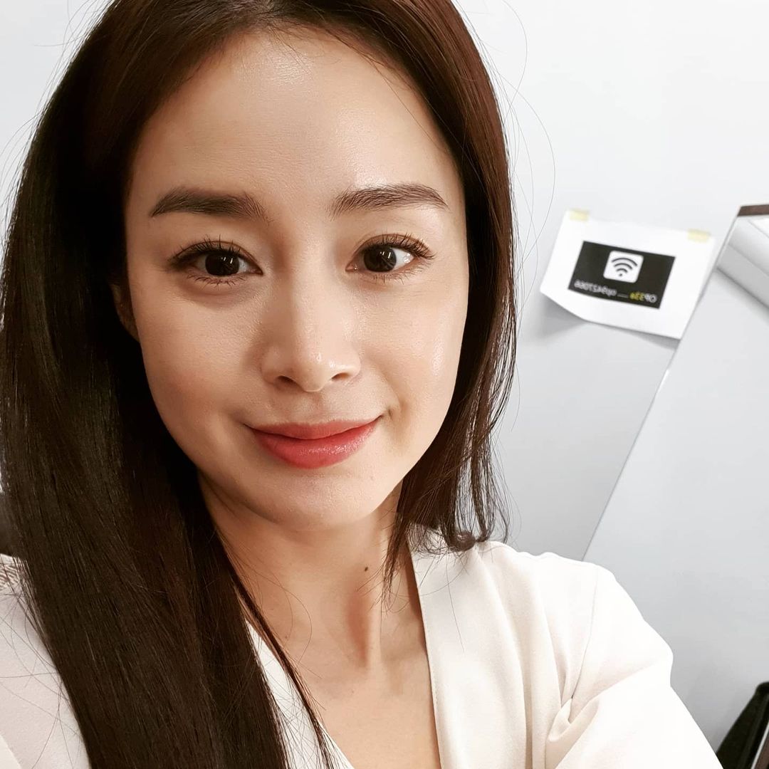 Choáng trước ảnh chụp cận mặt của Kim Tae Hee, nhan sắc thật ở tuổi 41 lộ diện - Ảnh 1.