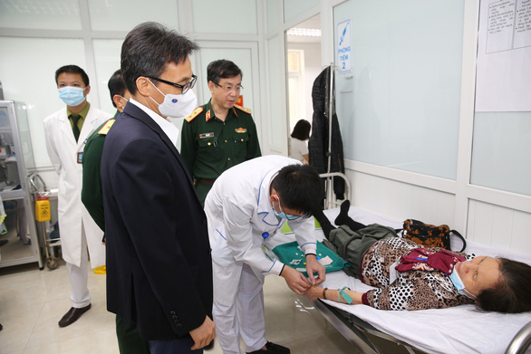 Phó Thủ tướng Vũ Đức Đam thăm tình nguyện viên tiêm thử vaccine Nano Covax - Ảnh 2.