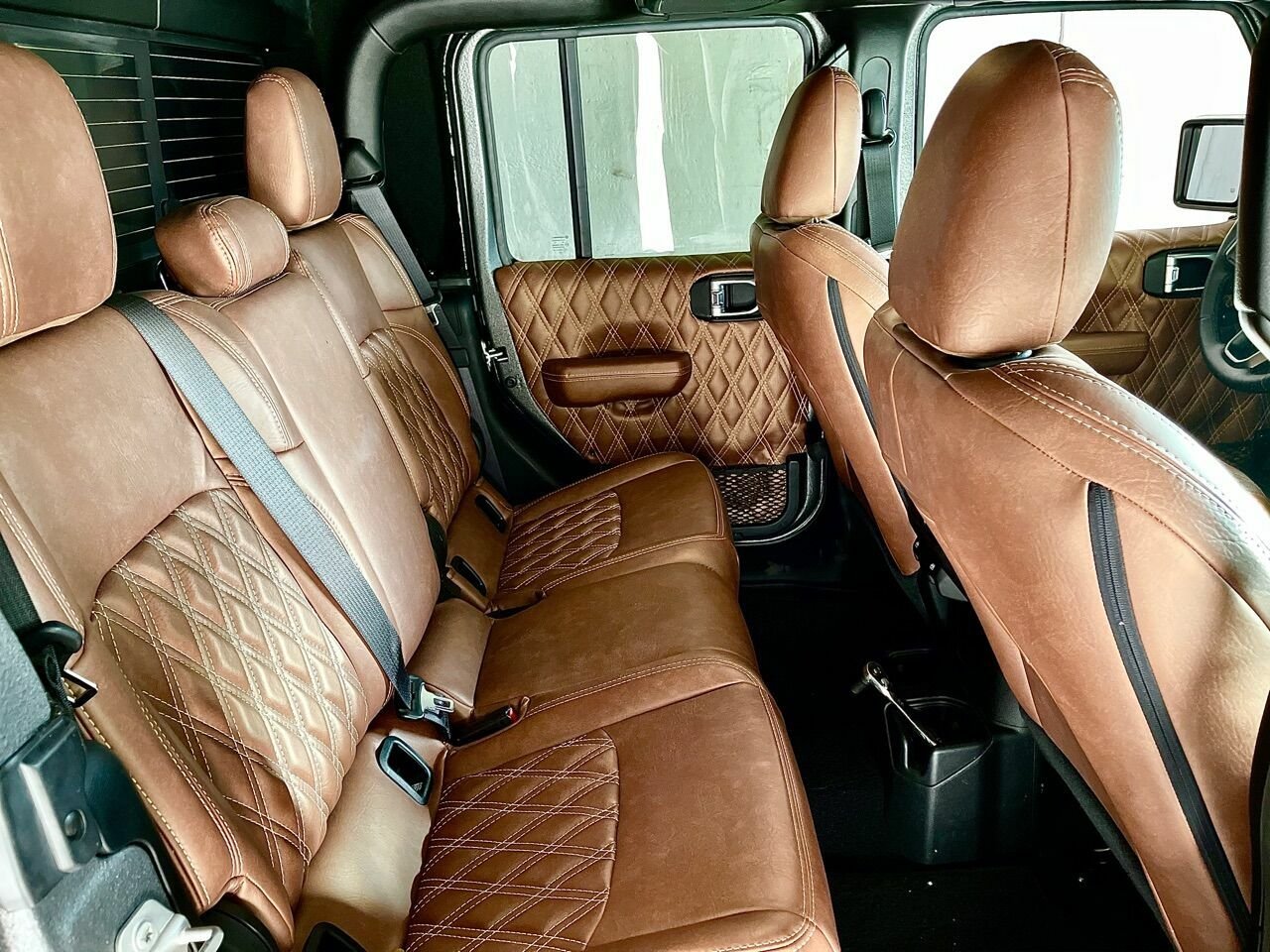 Siêu Jeep độ 6 bánh không kém cạnh Mẹc G63 AMG 6x6 chào bán với giá ‘chỉ’ 200.000 USD - Ảnh 5.