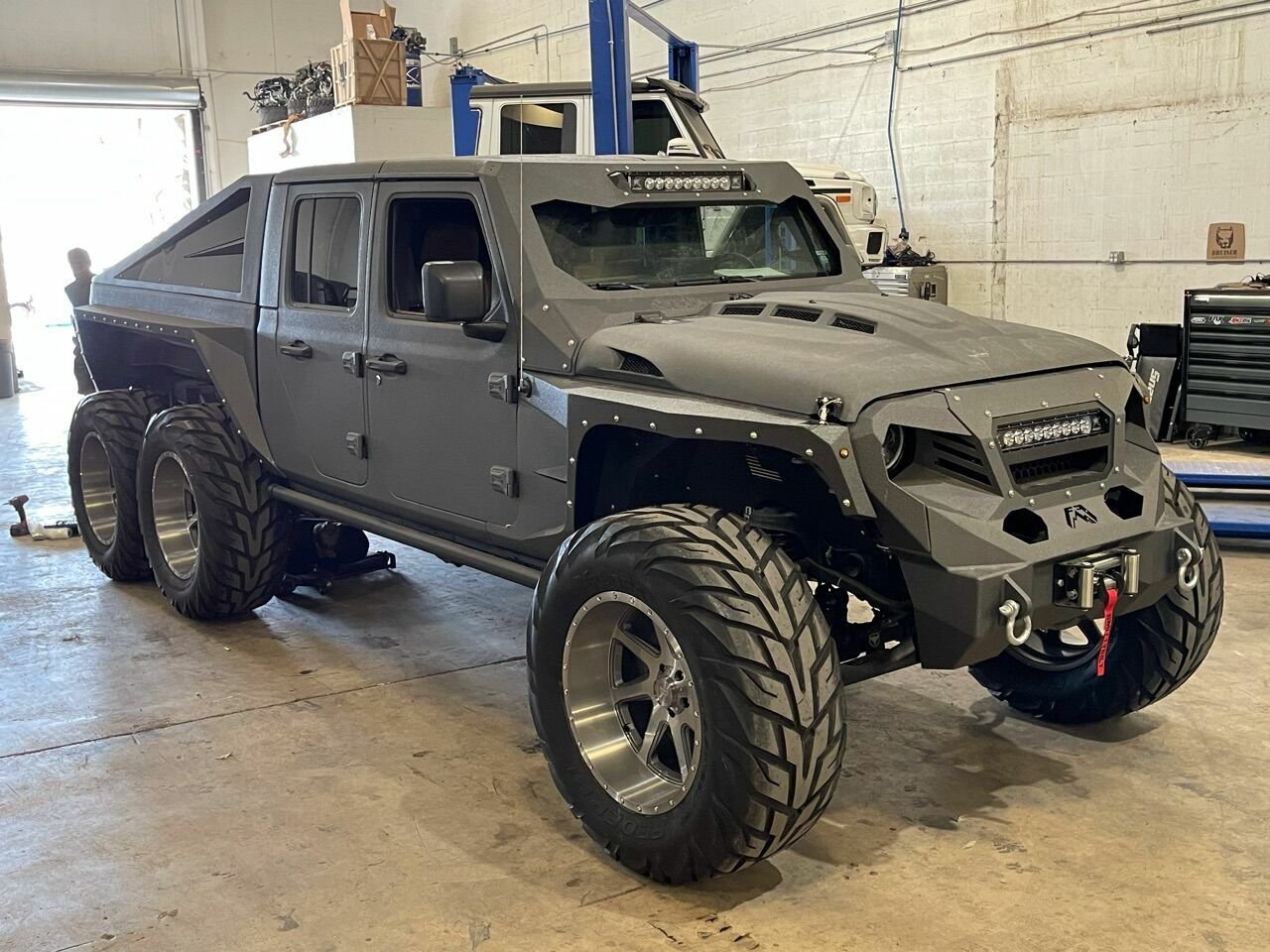 Siêu Jeep độ 6 bánh không kém cạnh Mẹc G63 AMG 6x6 chào bán với giá ‘chỉ’ 200.000 USD - Ảnh 1.