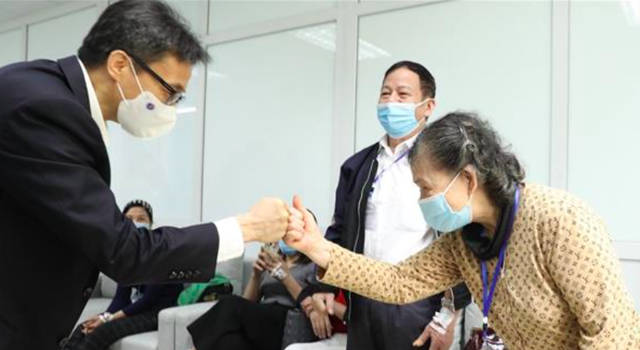 Phó Thủ tướng Vũ Đức Đam thăm tình nguyện viên tiêm thử vaccine Nano Covax - Ảnh 1.