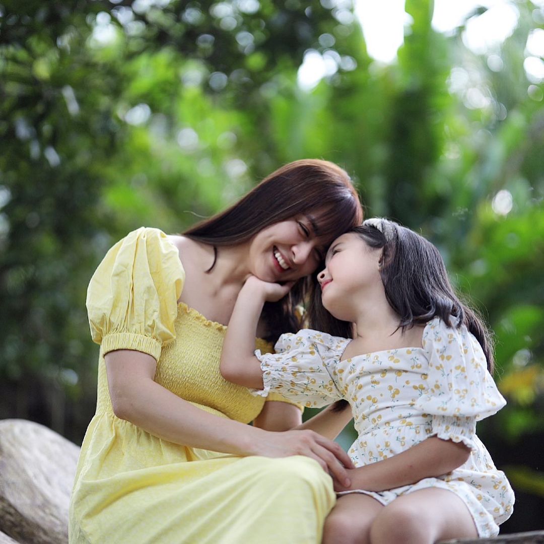 Con gái &quot;mỹ nhân đẹp nhất Philippines&quot; gây sốt với khoảnh khắc giúp mẹ chăm em - Ảnh 4.