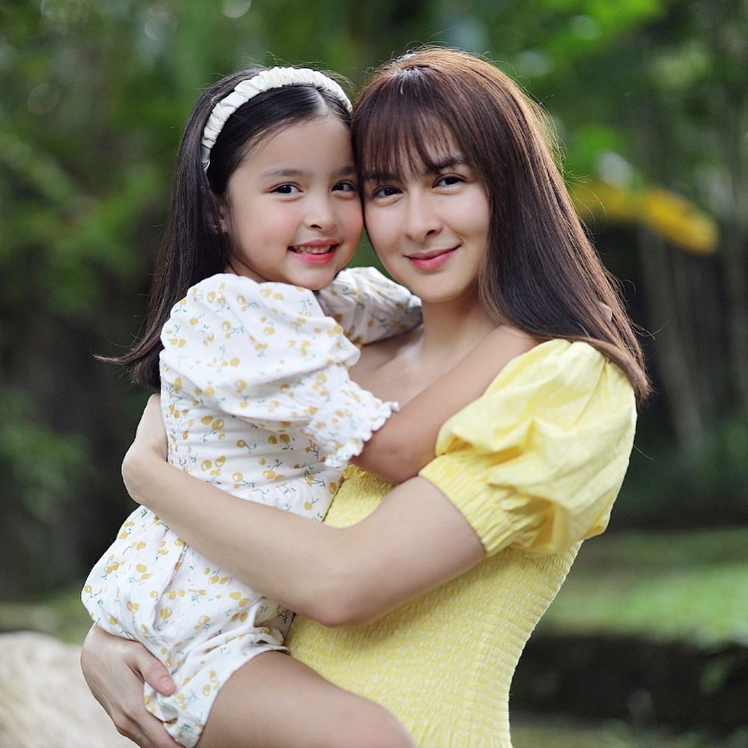 Con gái &quot;mỹ nhân đẹp nhất Philippines&quot; gây sốt với khoảnh khắc giúp mẹ chăm em - Ảnh 2.