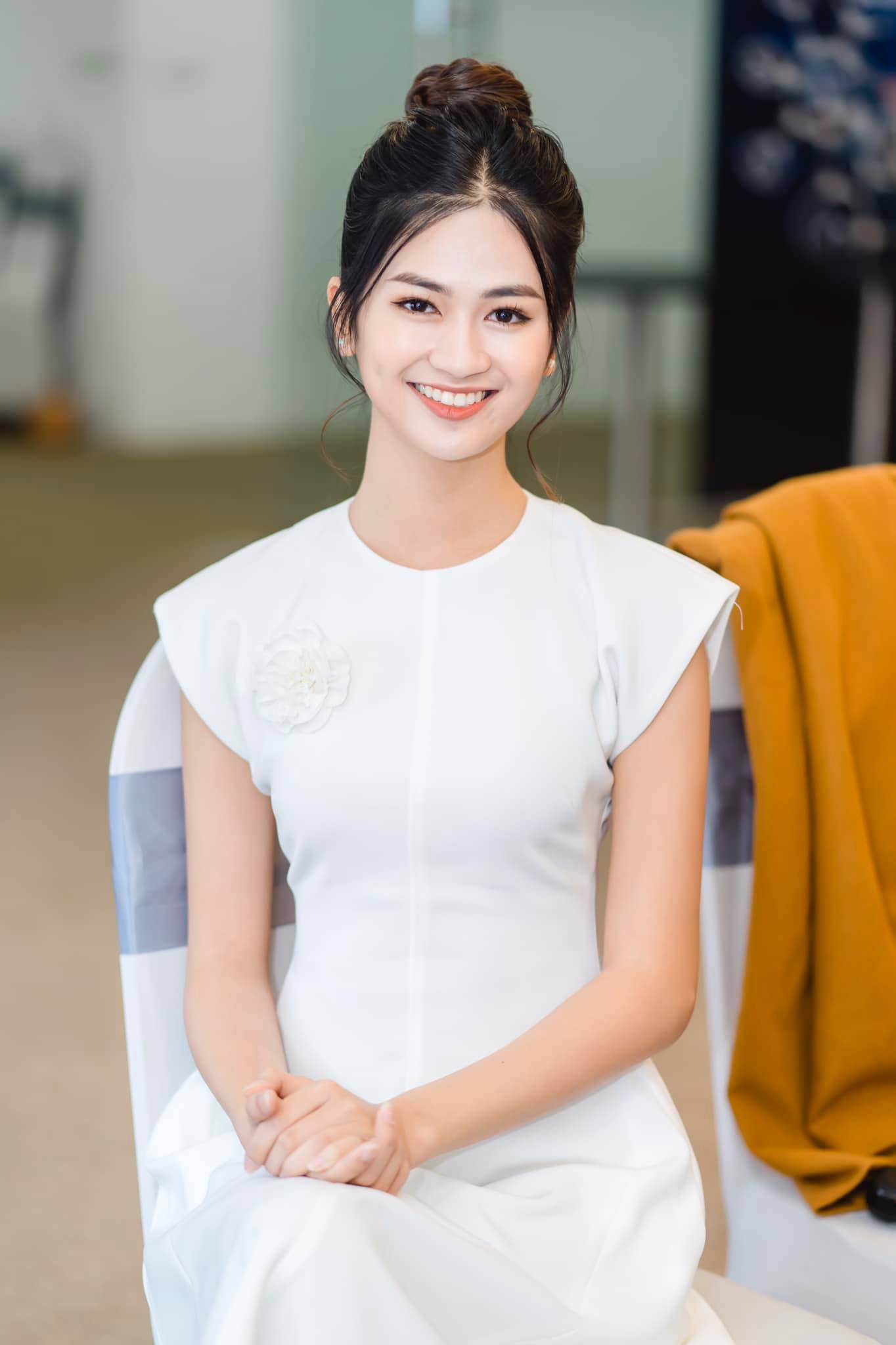 Cận cảnh nhan sắc người đẹp Hoa hậu Việt Nam dẫn bản tin VTV - Ảnh 10.