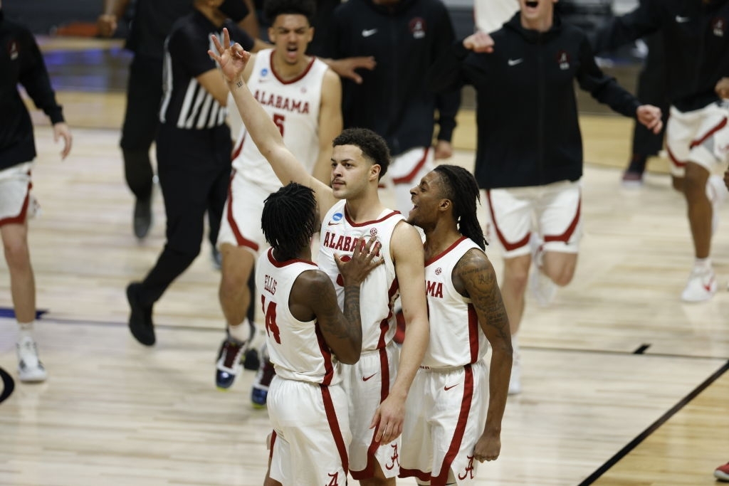 Vượt qua Alabama đầy nghẹt thở, Johnny Juzang cùng UCLA viết tiếp câu chuyện cổ tích ở NCAA March Madness - Ảnh 3.