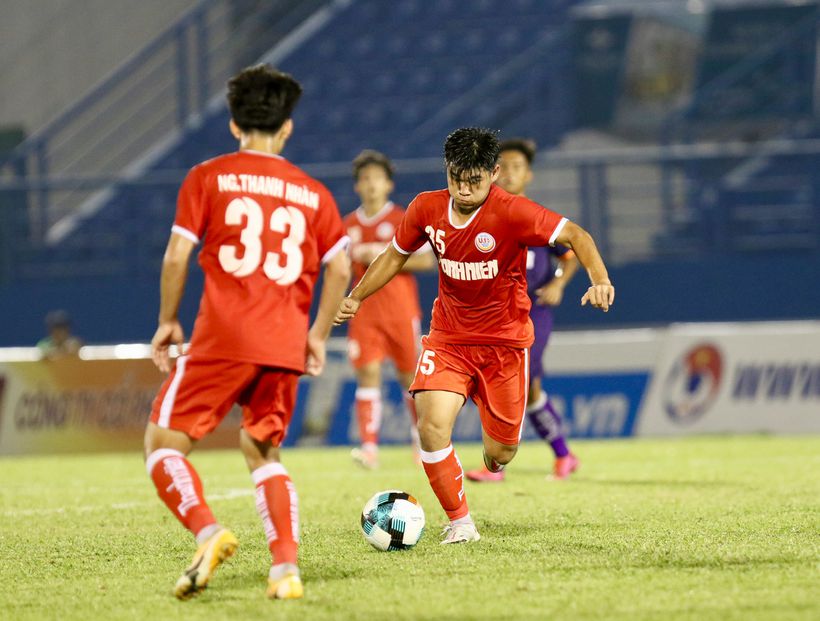 Cầu thủ U19 PVF ghi bàn khó tin từ phần sân nhà - Ảnh 3.