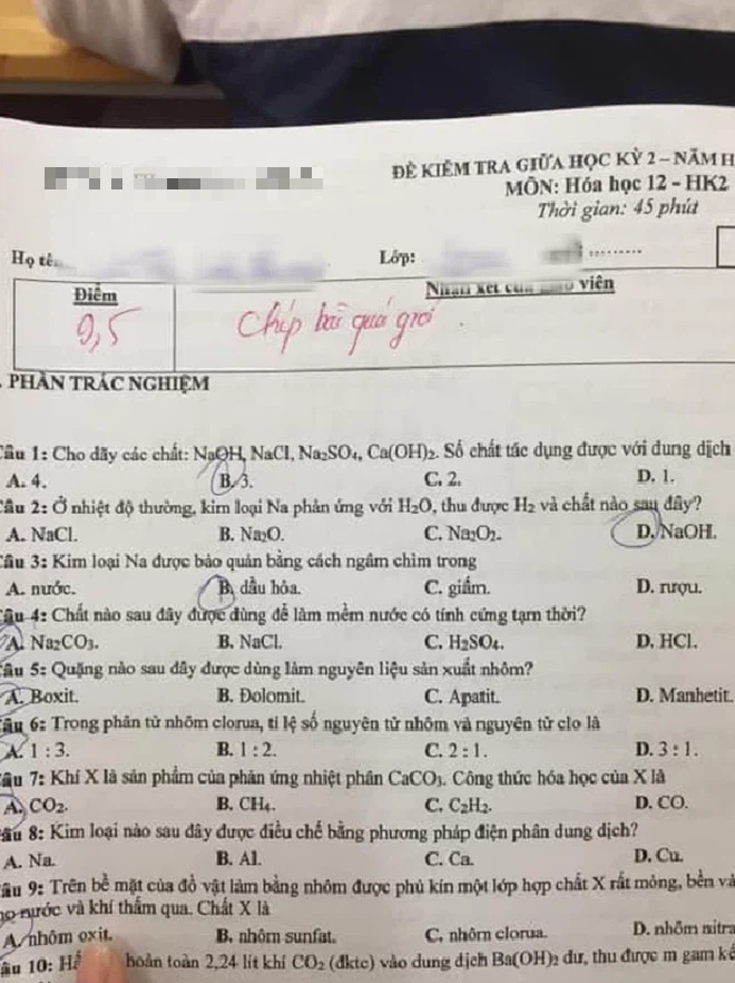 Chưa kịp hí hửng vì bài kiểm tra được 9,5 điểm, nữ sinh đã ngượng chín mặt khi ngó sang lời phê, 4 chữ ngắn gọn thôi mà &quot;cà khịa&quot; cực mạnh - Ảnh 1.