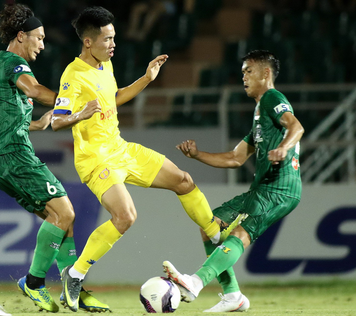 V.League 2021: Hai cầu thủ bị treo giò sau hành vi đạp vào người đối thủ  - Ảnh 1.