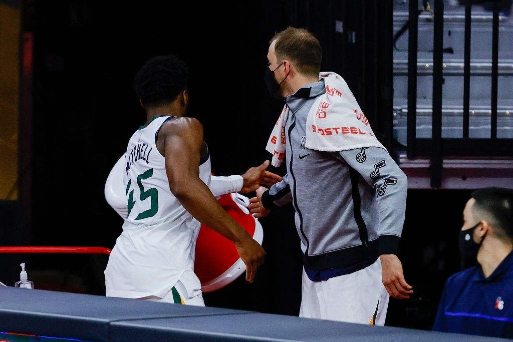 Phản ứng trái chiều của các sao NBA về “tiếng còi ma” trong trận đấu giữa Utah Jazz và Philadelphia 76ers - Ảnh 2.